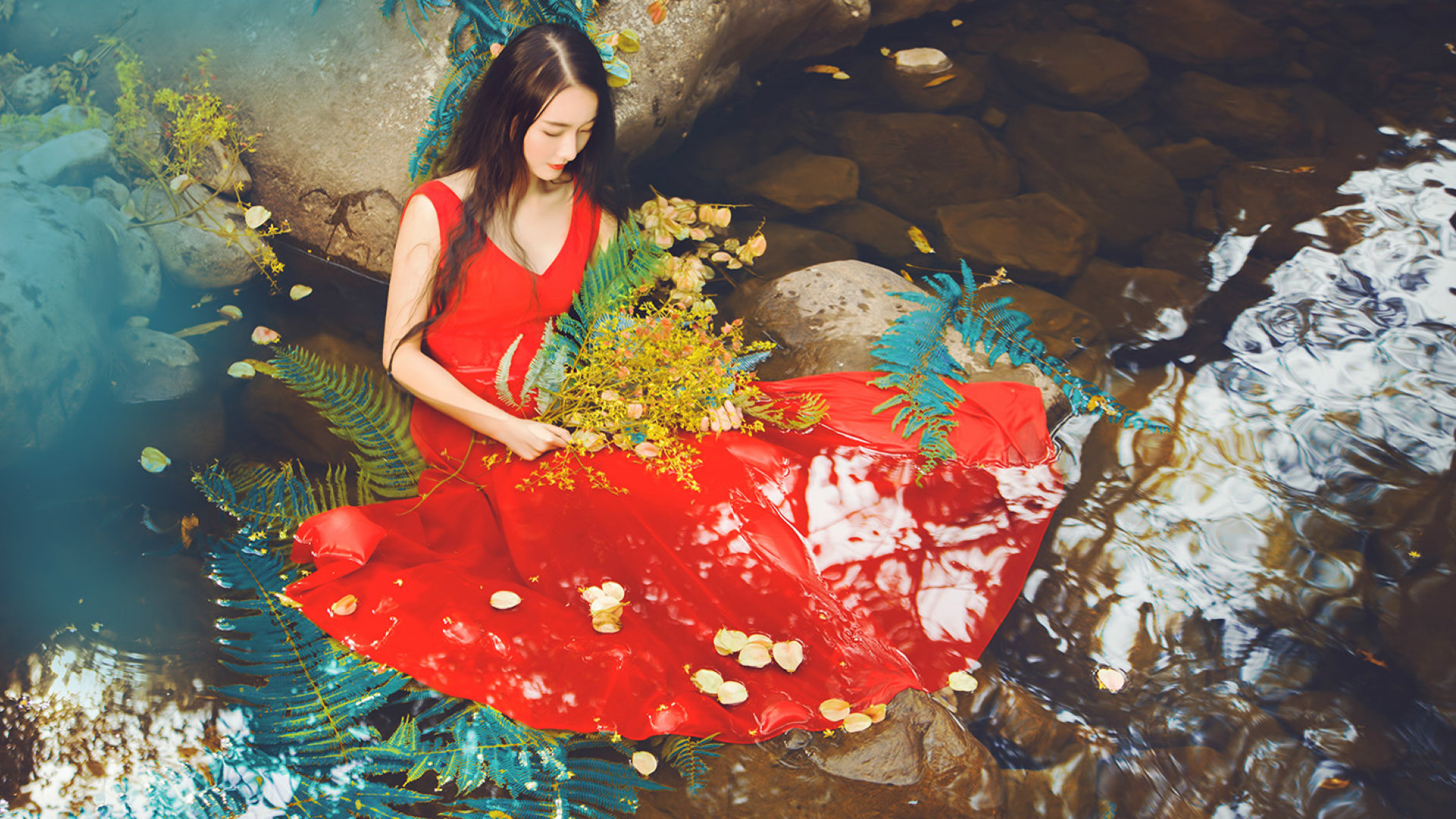 梦幻长发美女写真，红裙鲜花映衬下的小溪美景，免费壁纸下载