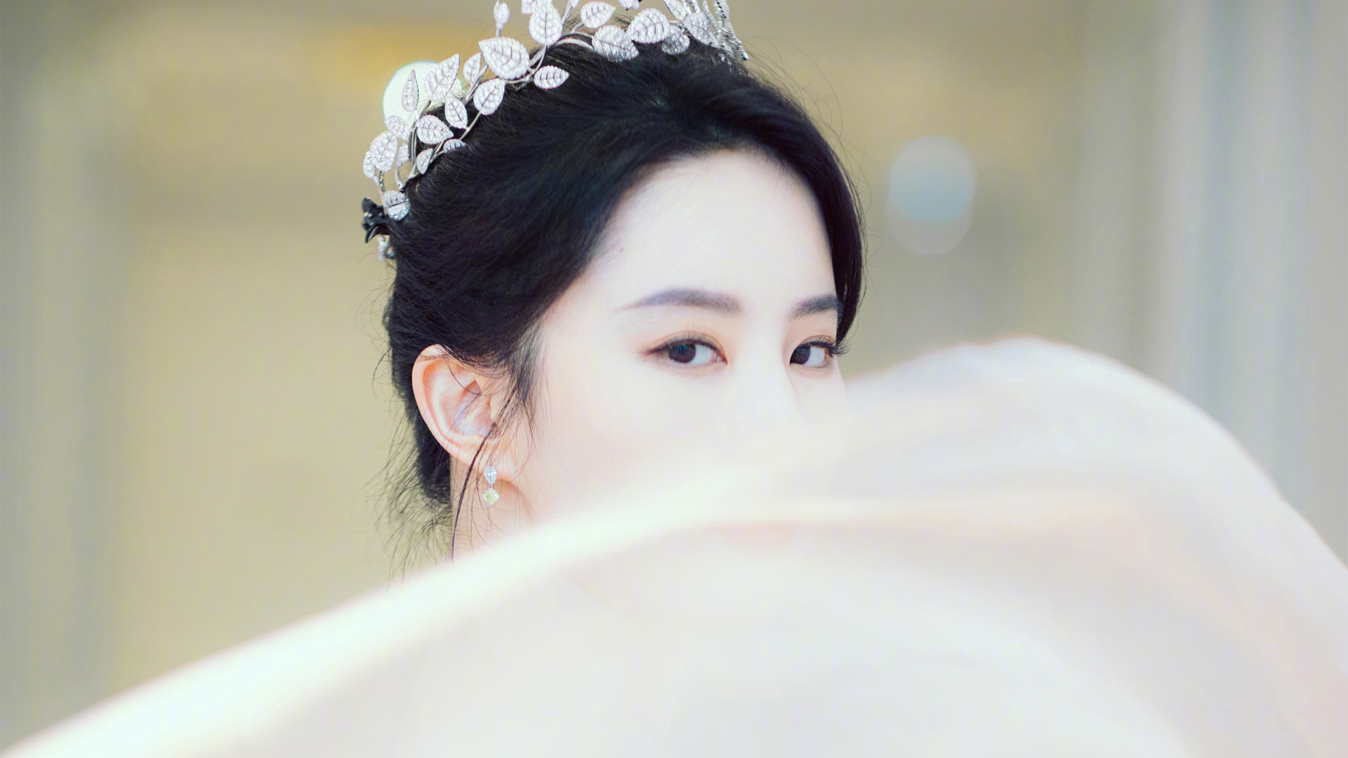 刘亦菲高清花环美女壁纸，免费电脑壁纸下载