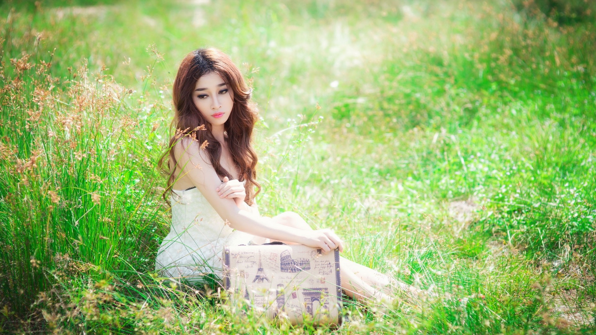 草丛美女壁纸，高清免费电脑壁纸下载