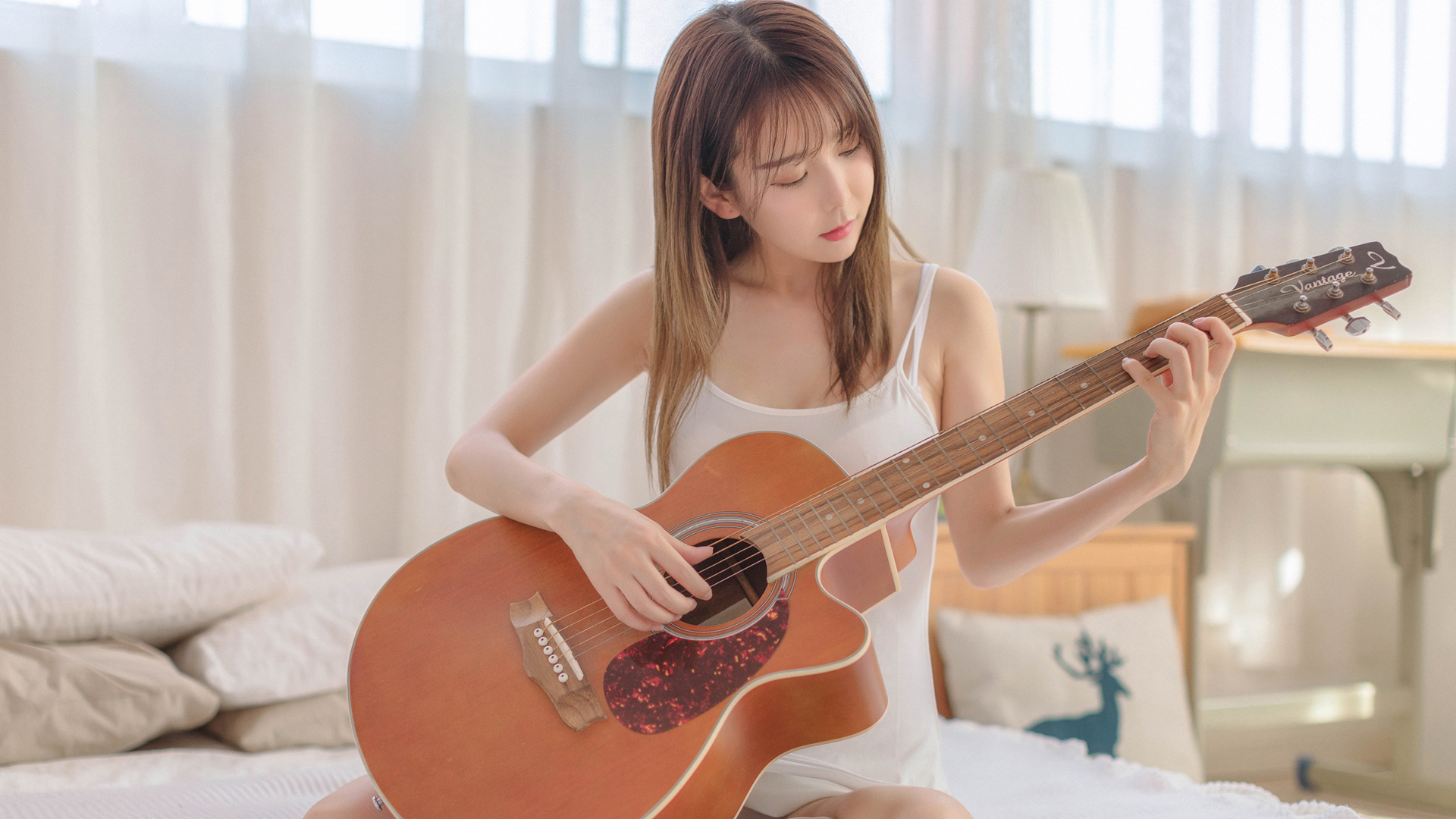 弹吉它小清新长发清纯美女壁纸