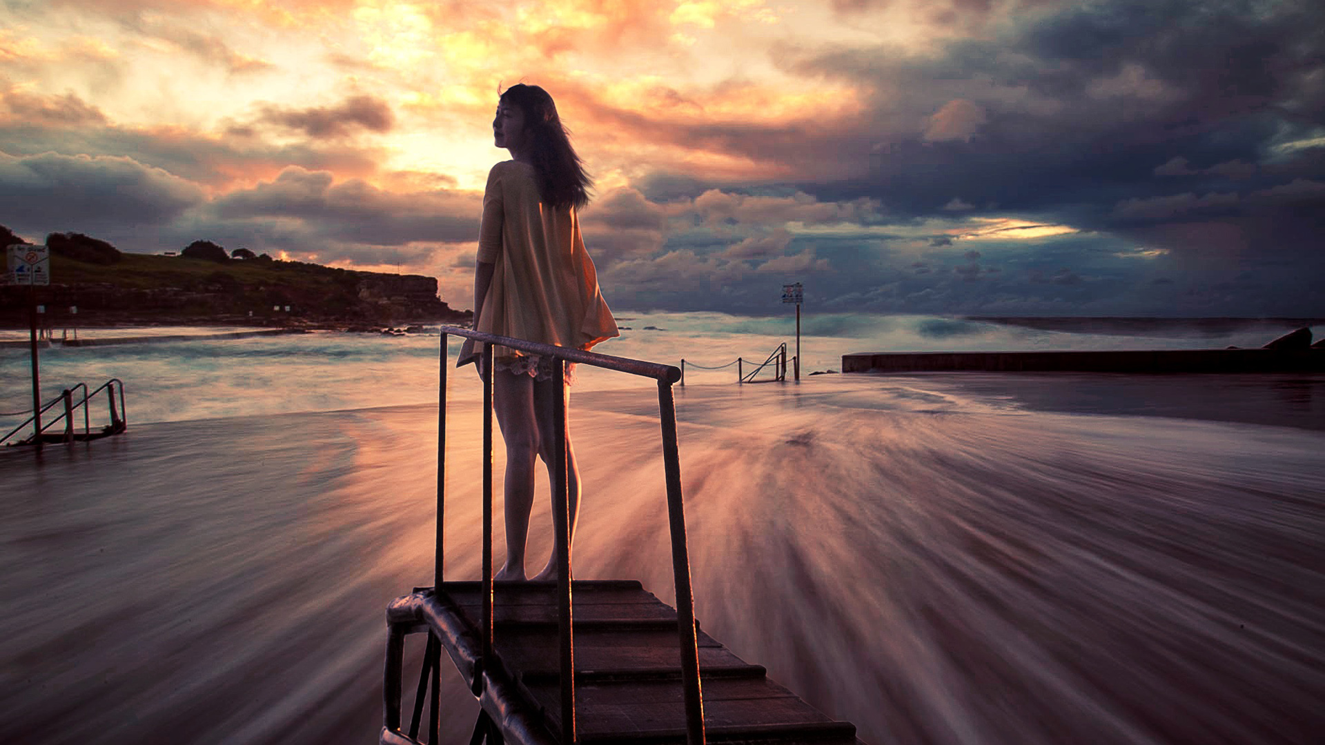海滩 日落 桥 天空 海边 云 美丽女孩裙子唯美壁纸