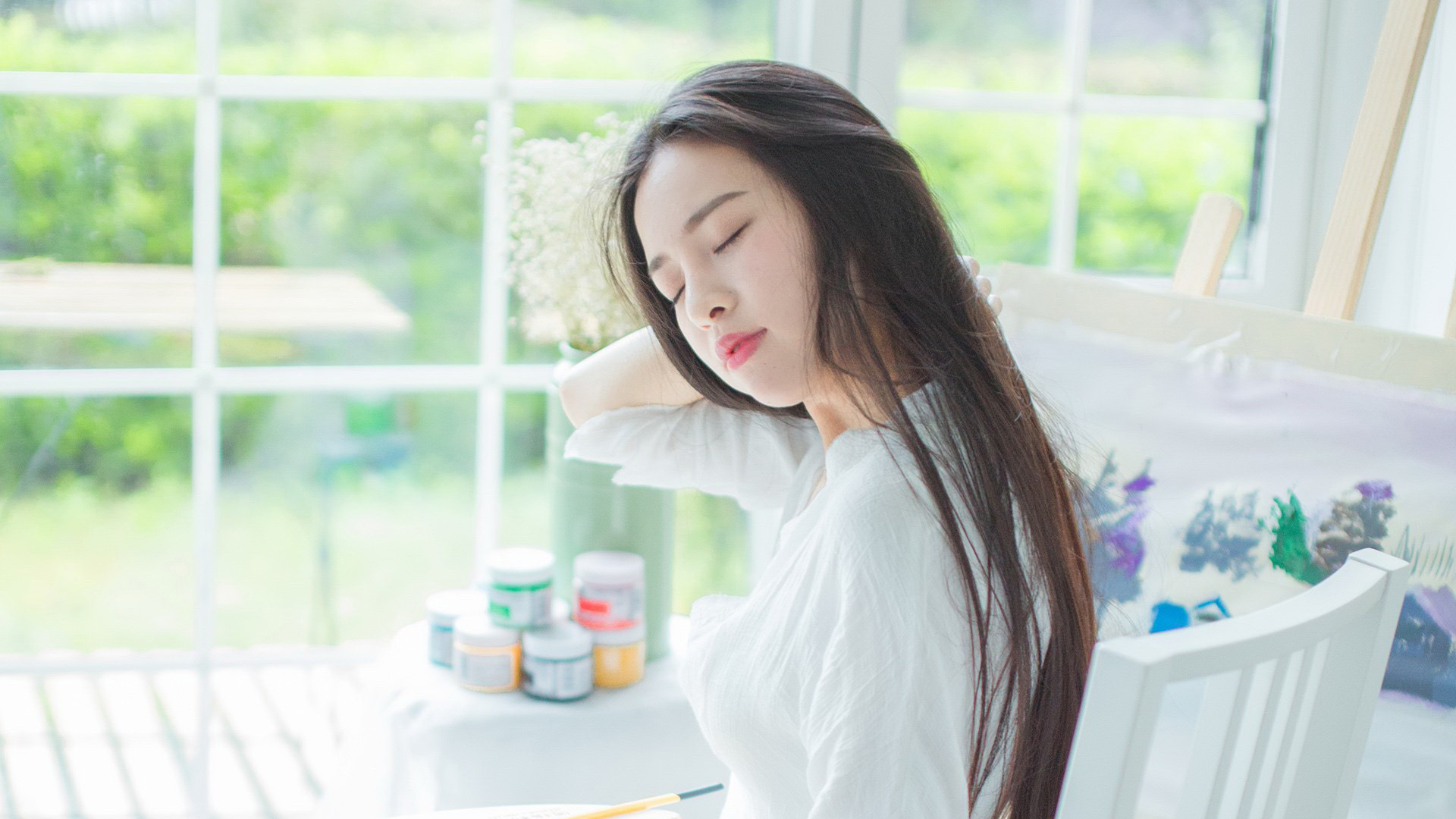 长发美女闭眼清新桌面壁纸，免费下载唯美电脑背景