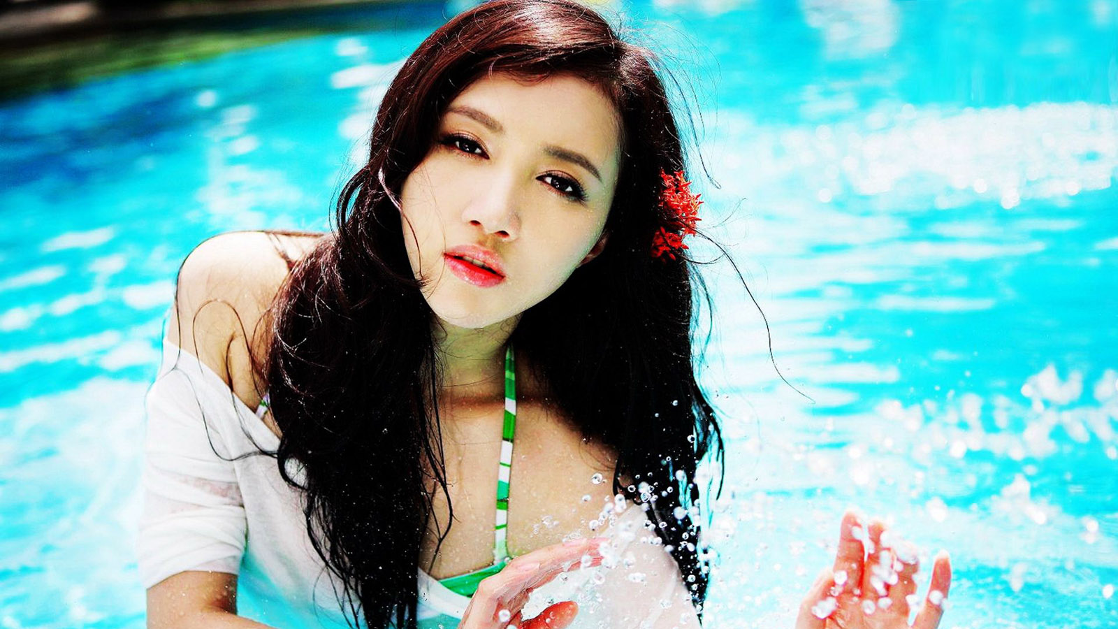 水边嬉戏的美女桌面壁纸