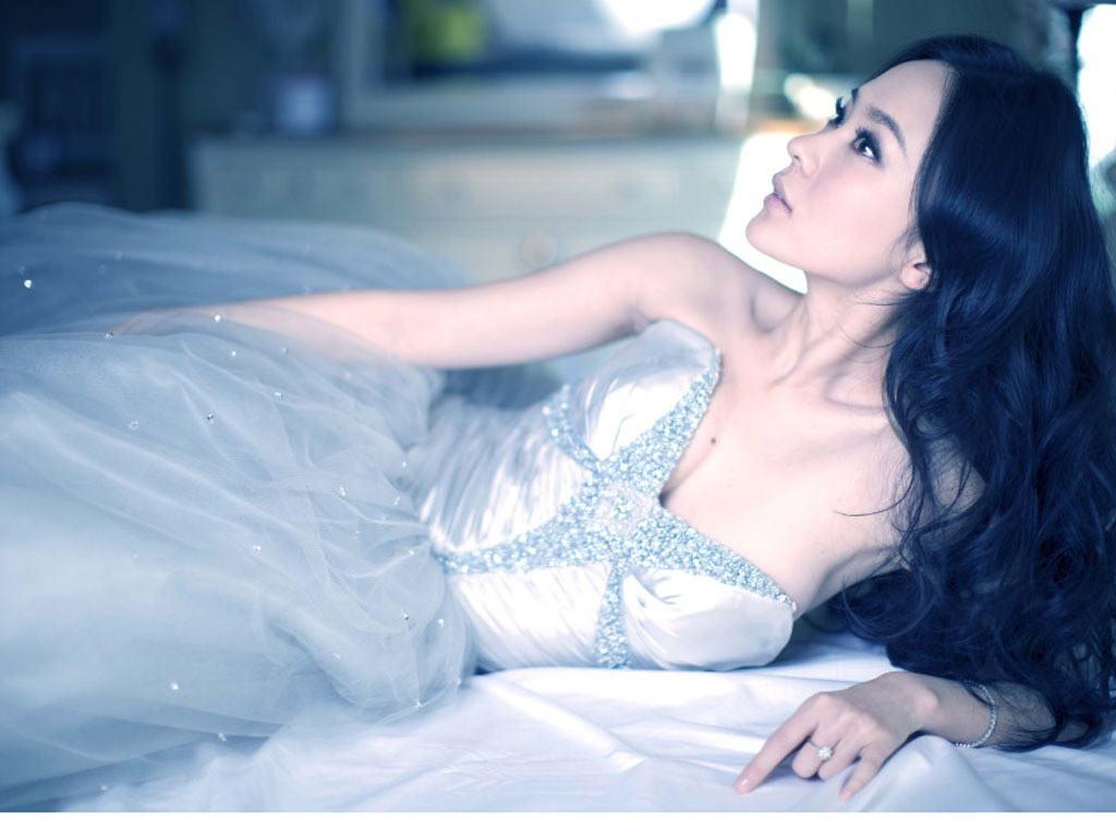 美女婚纱照桌面壁纸