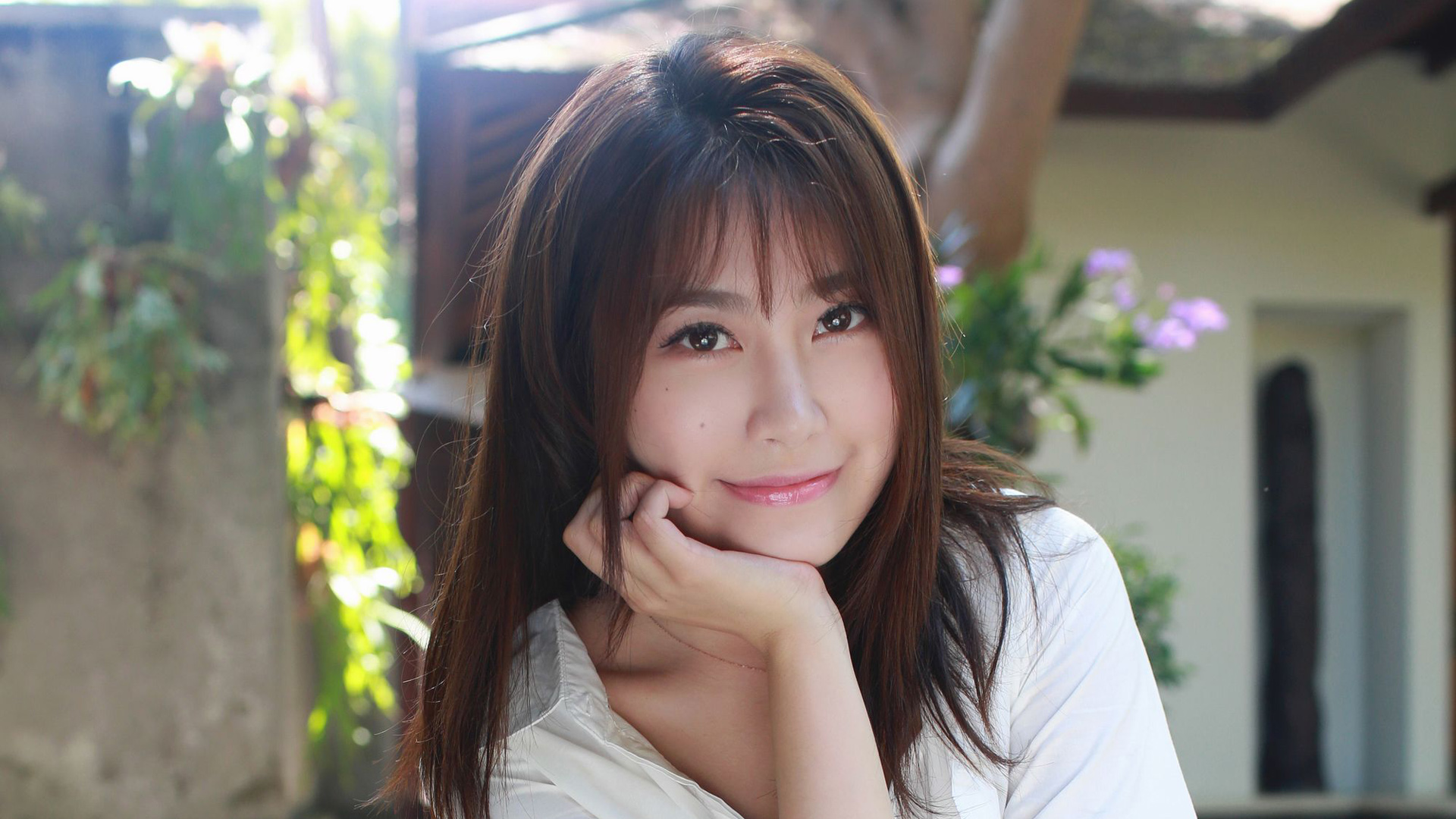 美女许诺Sabrina，微笑的眼睛，白色衬衫电脑壁纸，免费下载