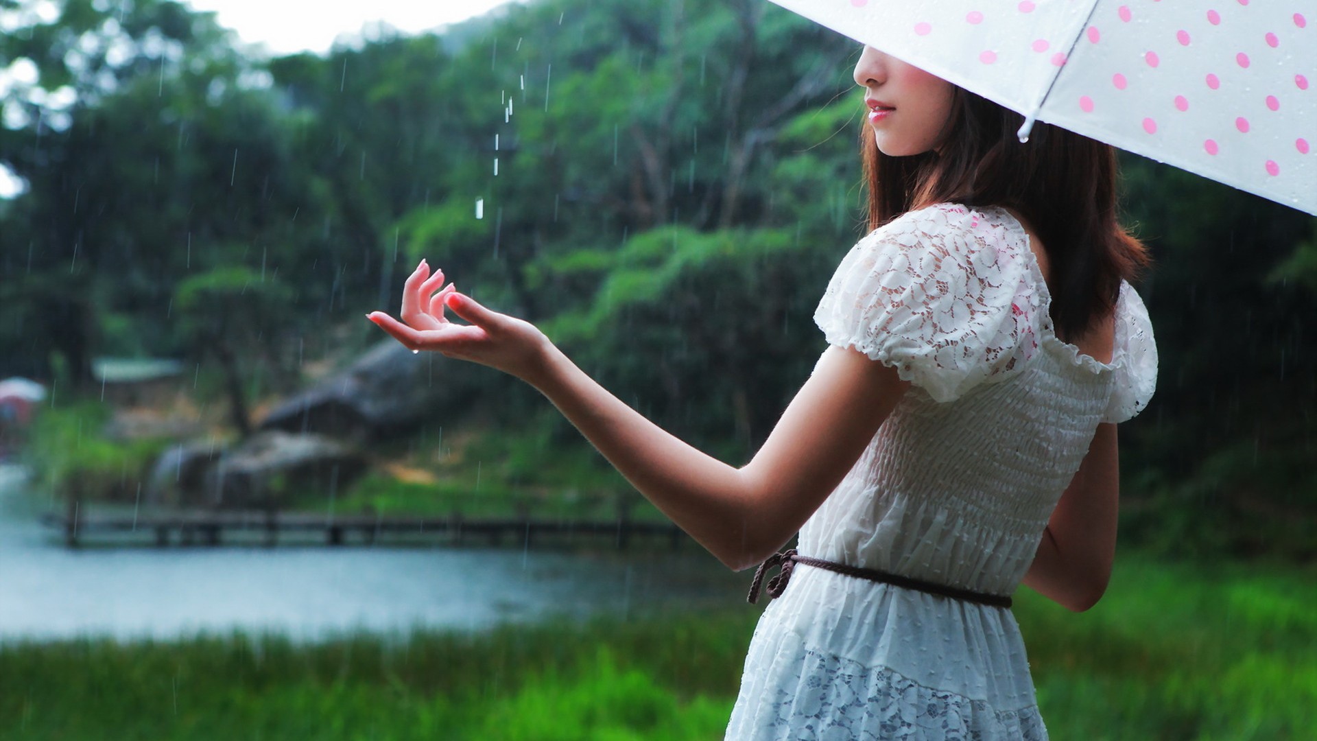 女孩心情雨韵，唯美伞下景致，免费桌面壁纸下载