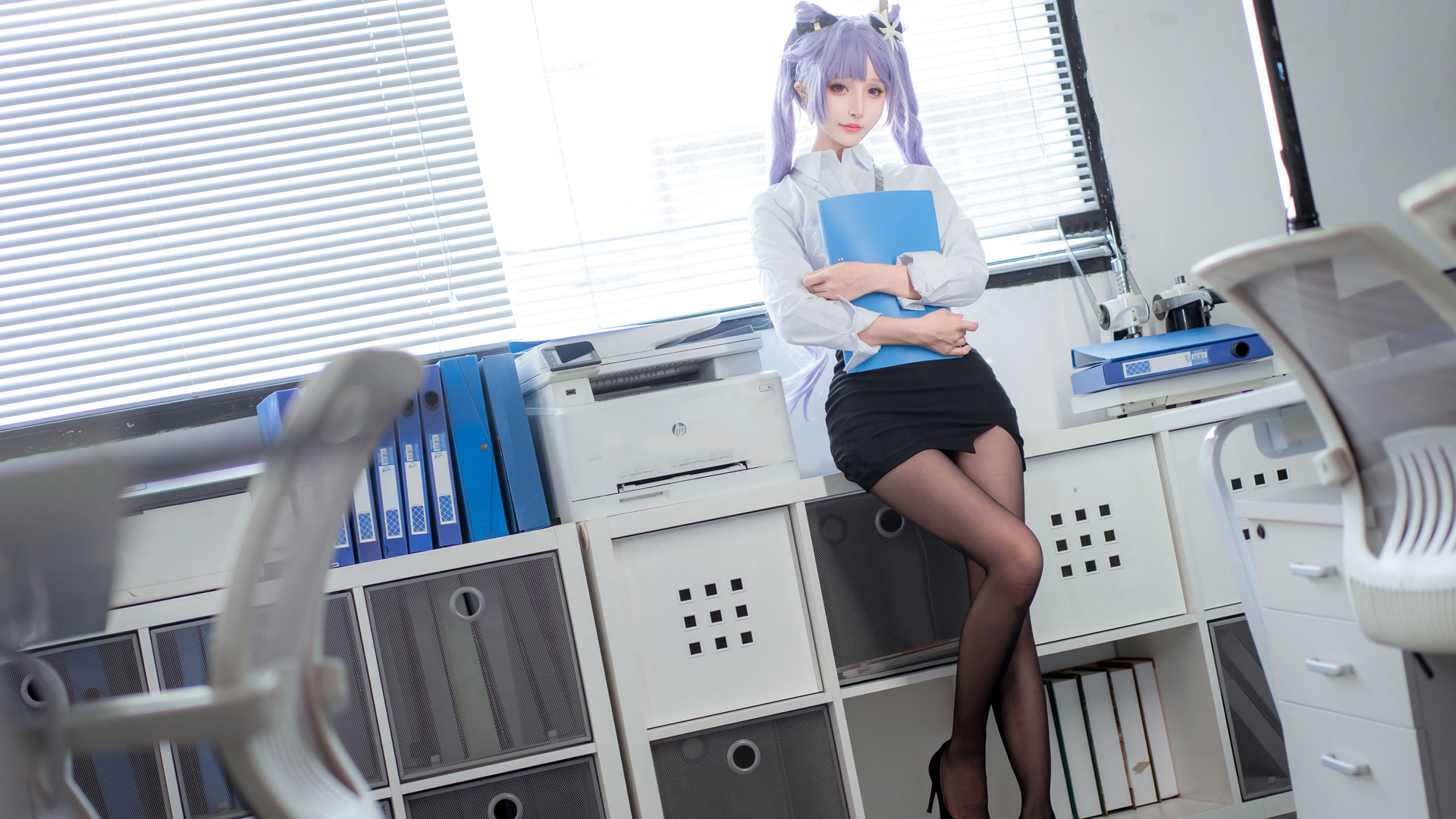 2K高清刻晴Cosplay壁纸，黑色丝袜美腿，原神美女壁纸免费下载