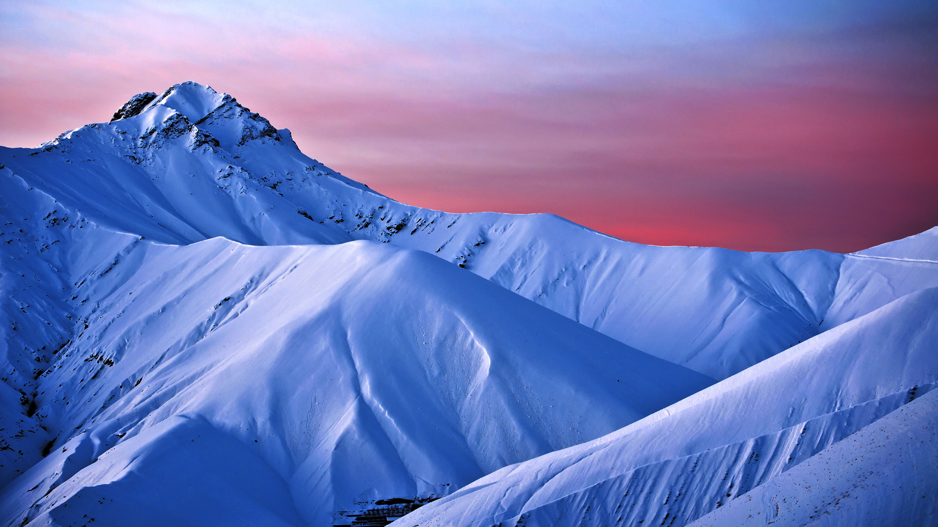 伊朗德黑兰，蓝色晨曦中的雪峰美景，免费高清桌面壁纸下载