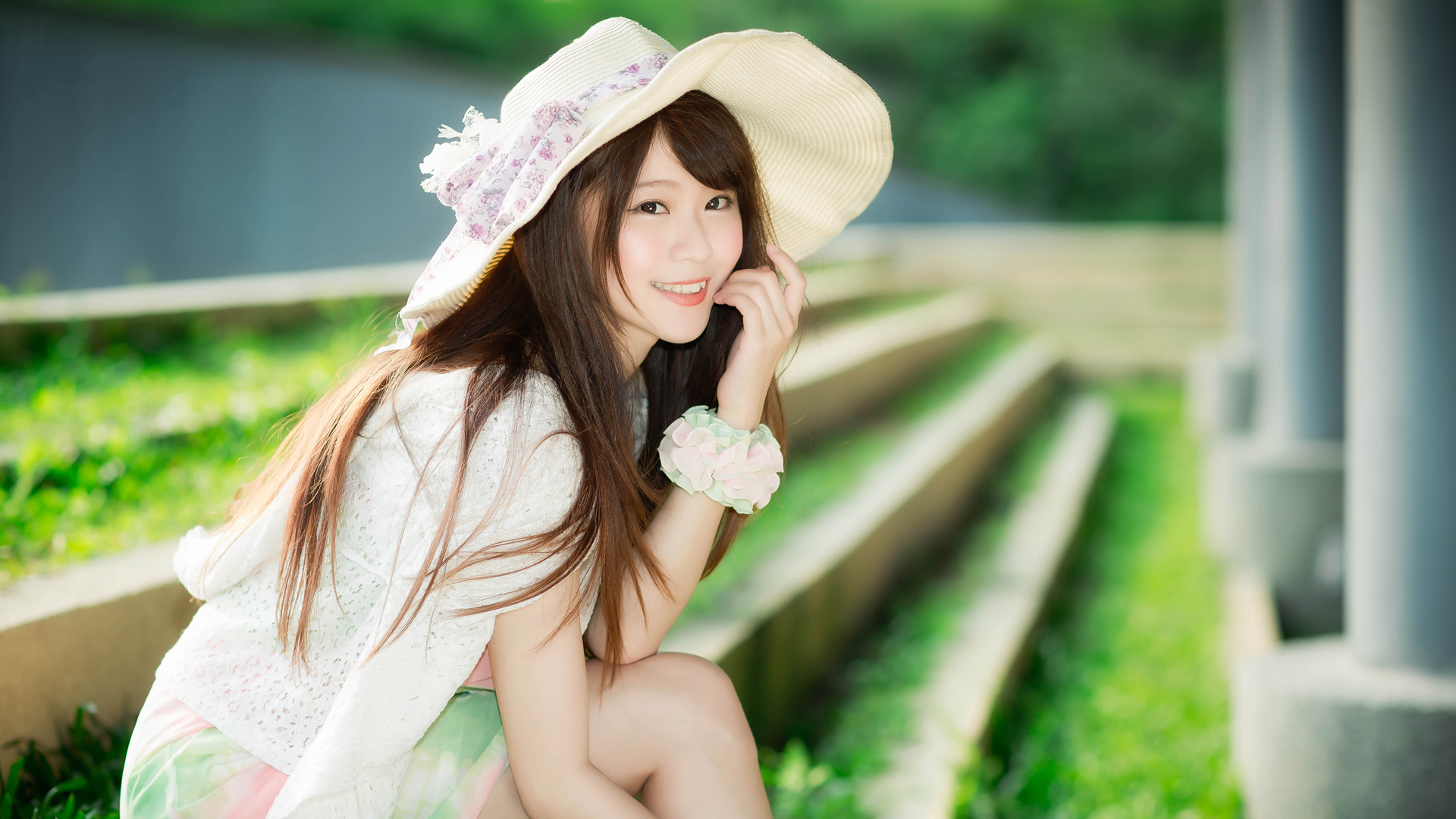 夏日微笑美人帽饰，可爱桌面壁纸，免费电脑背景下载