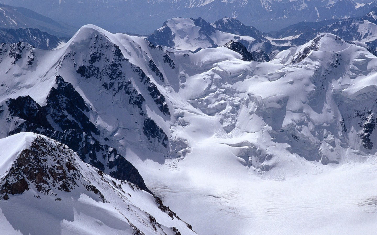 高峰雪山壮美风光，免费电脑壁纸一键下载！