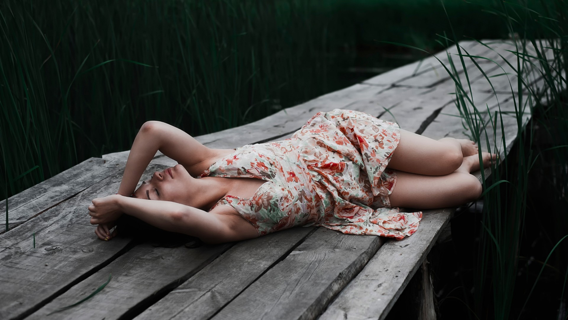 女孩度假美照，木板上的礼服倩影，免费美女写真壁纸下载
