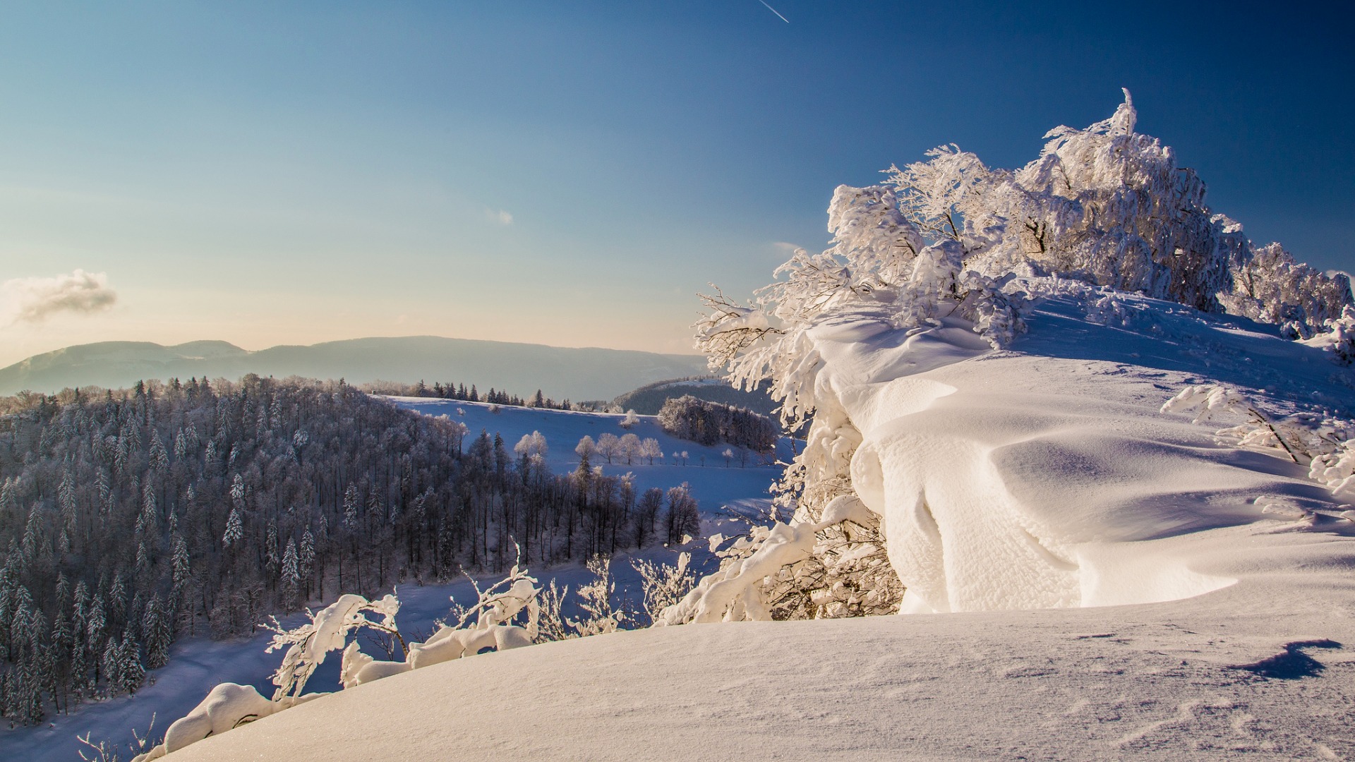 冬日雪山林海，绝美天空雪景——免费高清电脑壁纸下载