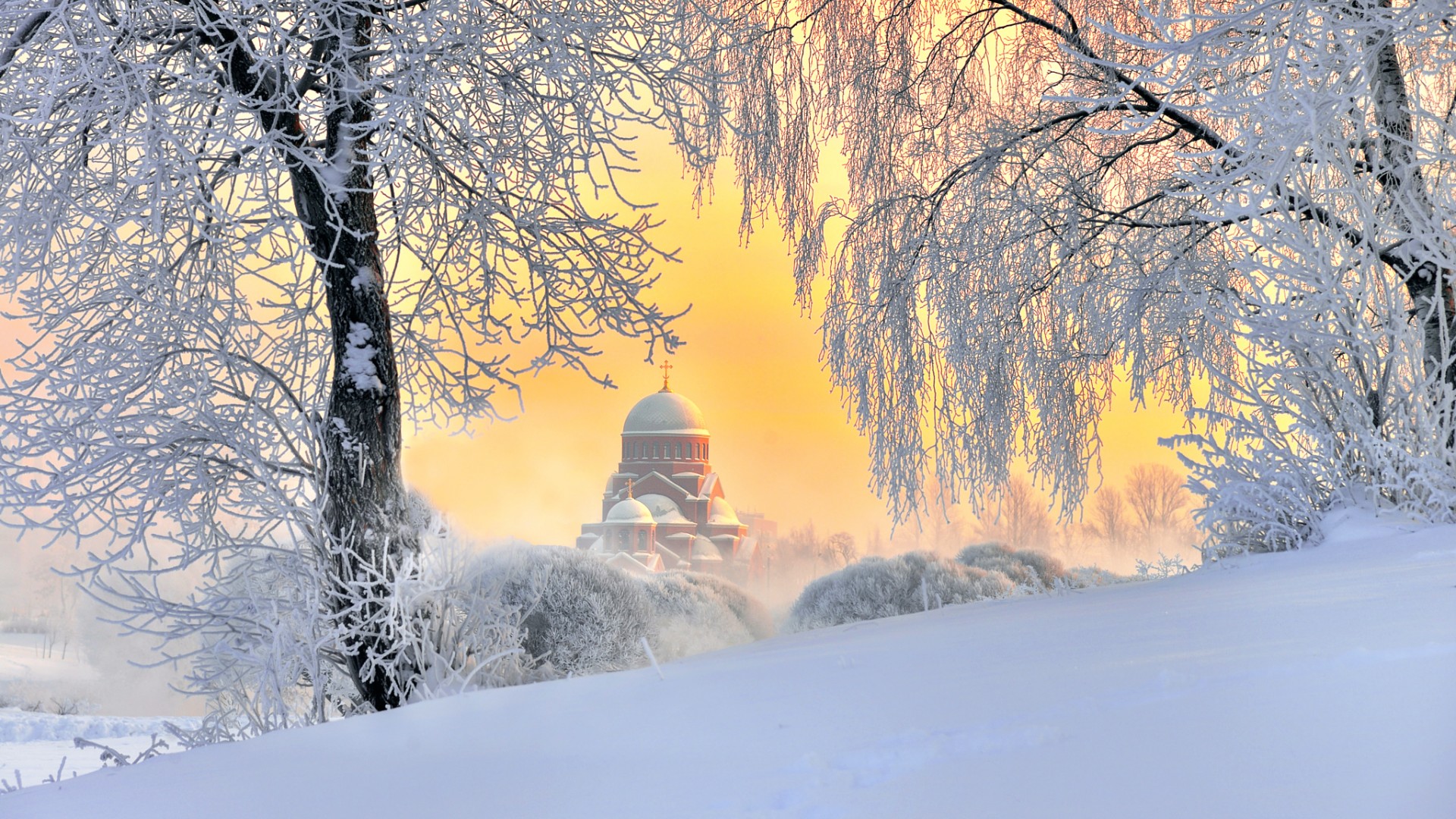 圣彼得堡冬日雪景，蓬松美景壁纸，免费下载装点你的电脑桌面