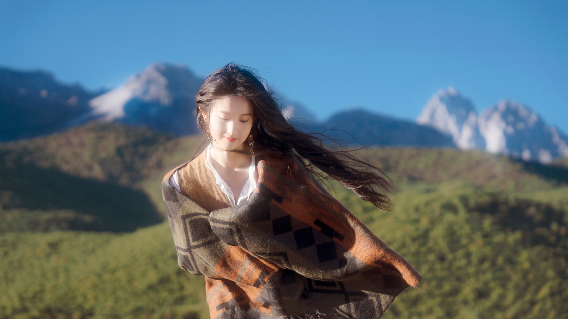 户外阳光下的清纯长发美女，高清清新桌面壁纸免费下载