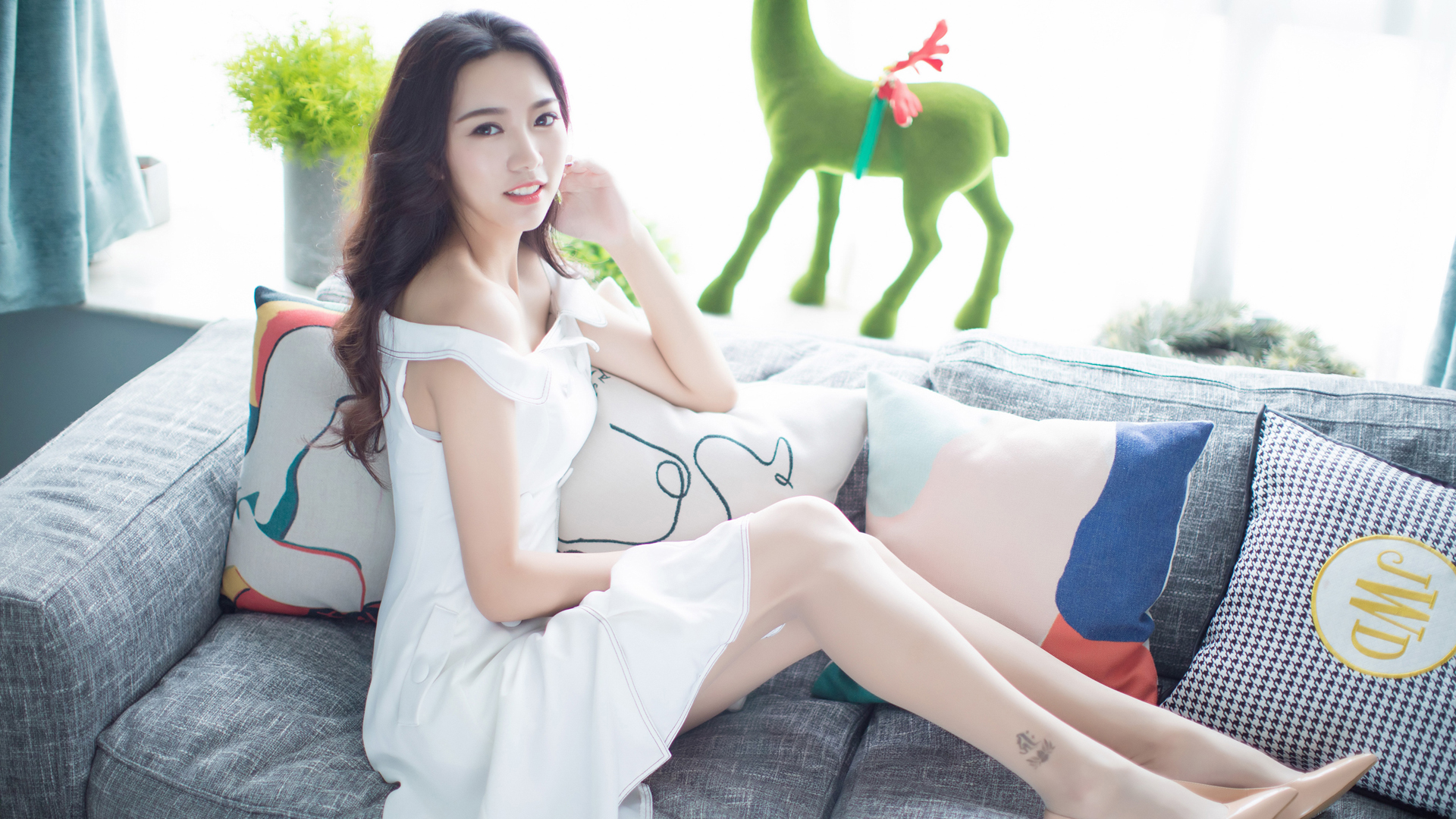 嫣儿精选美女壁纸，免费电脑桌面背景下载