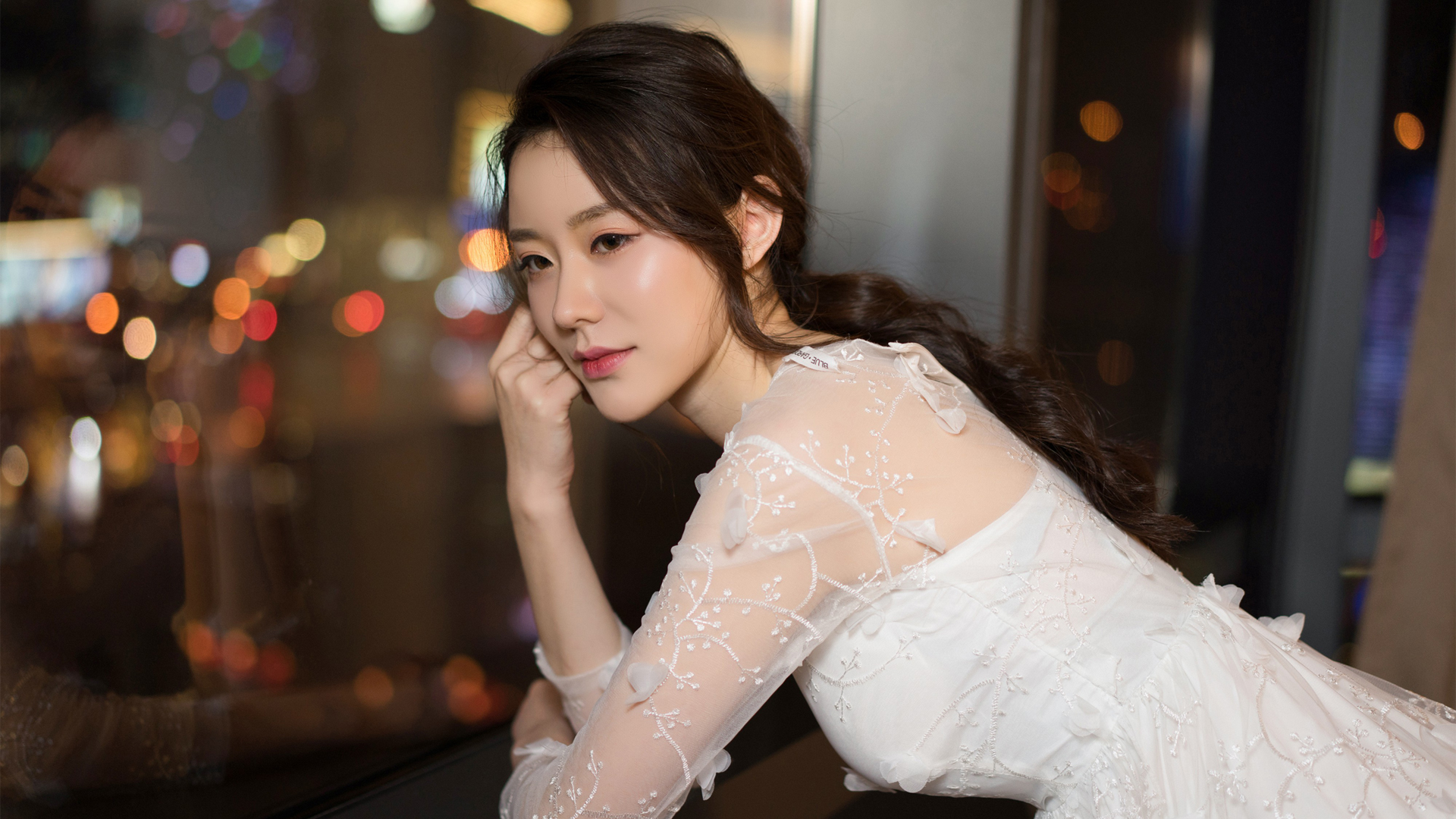 克拉女神江琴，优雅白色裙子侧脸美女壁纸，免费电脑桌面背景下载