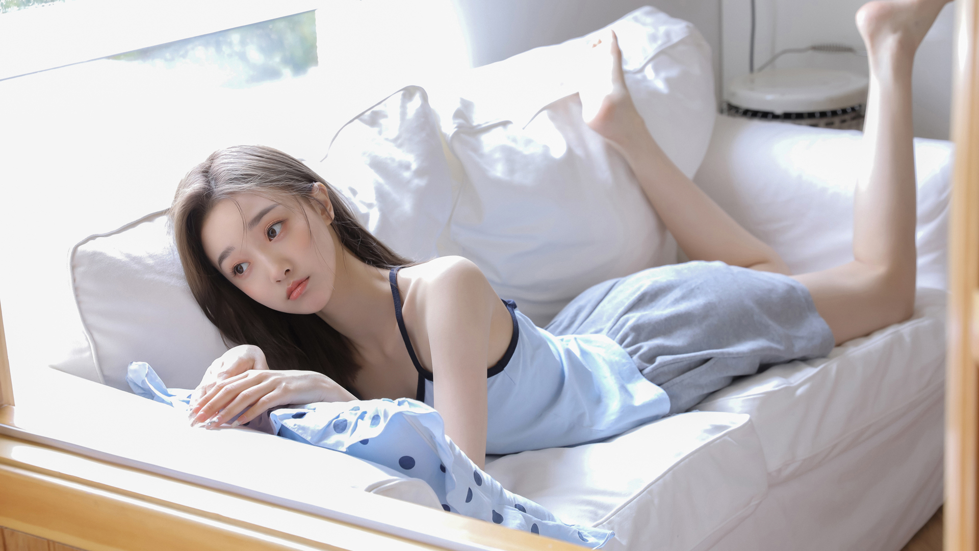 居家沙发 可爱女孩 清纯美女电脑壁纸