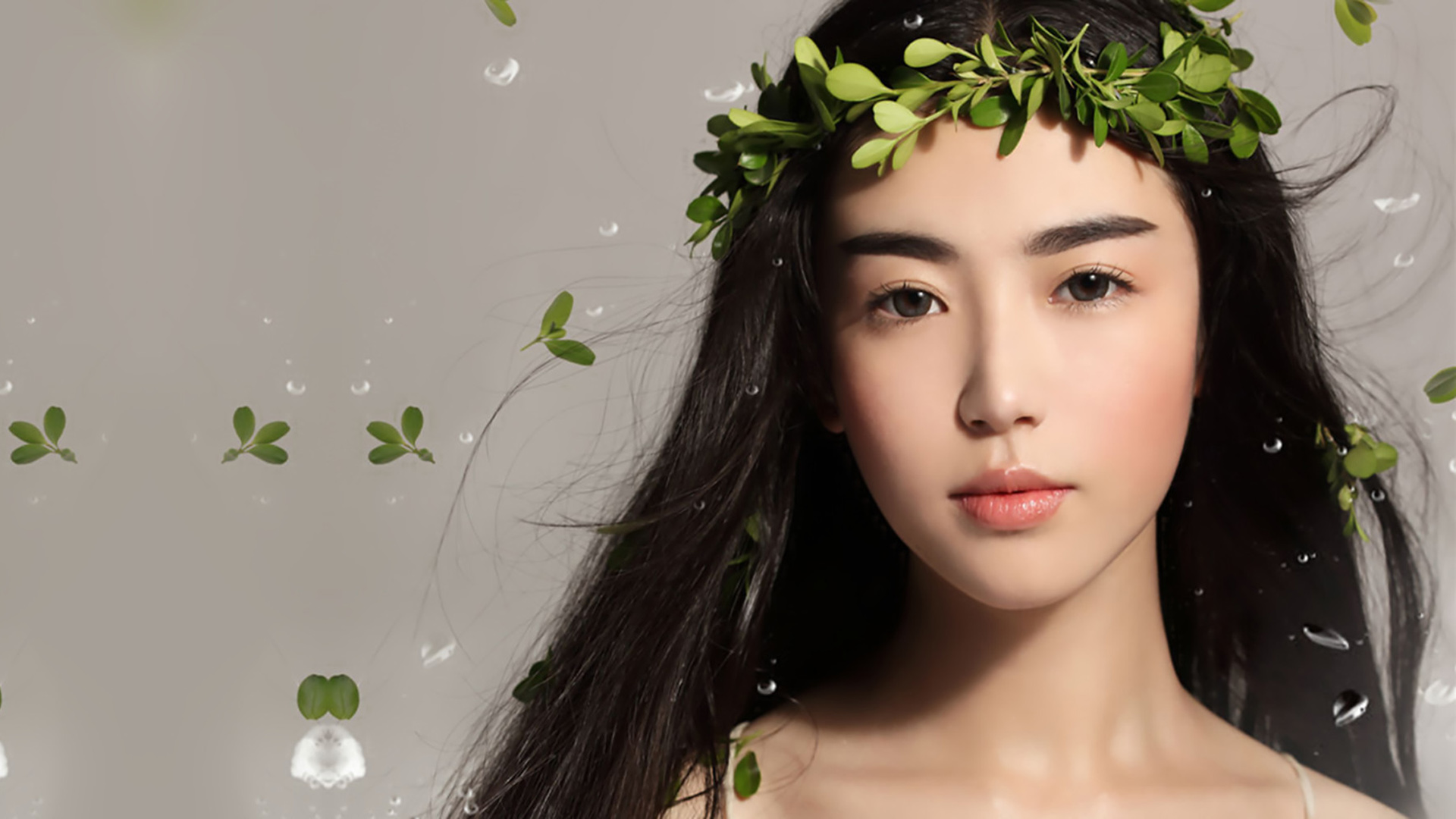 女神美颜赏析，张辛苑高清绿色叶子桌面壁纸，免费下载大图美女电脑壁纸