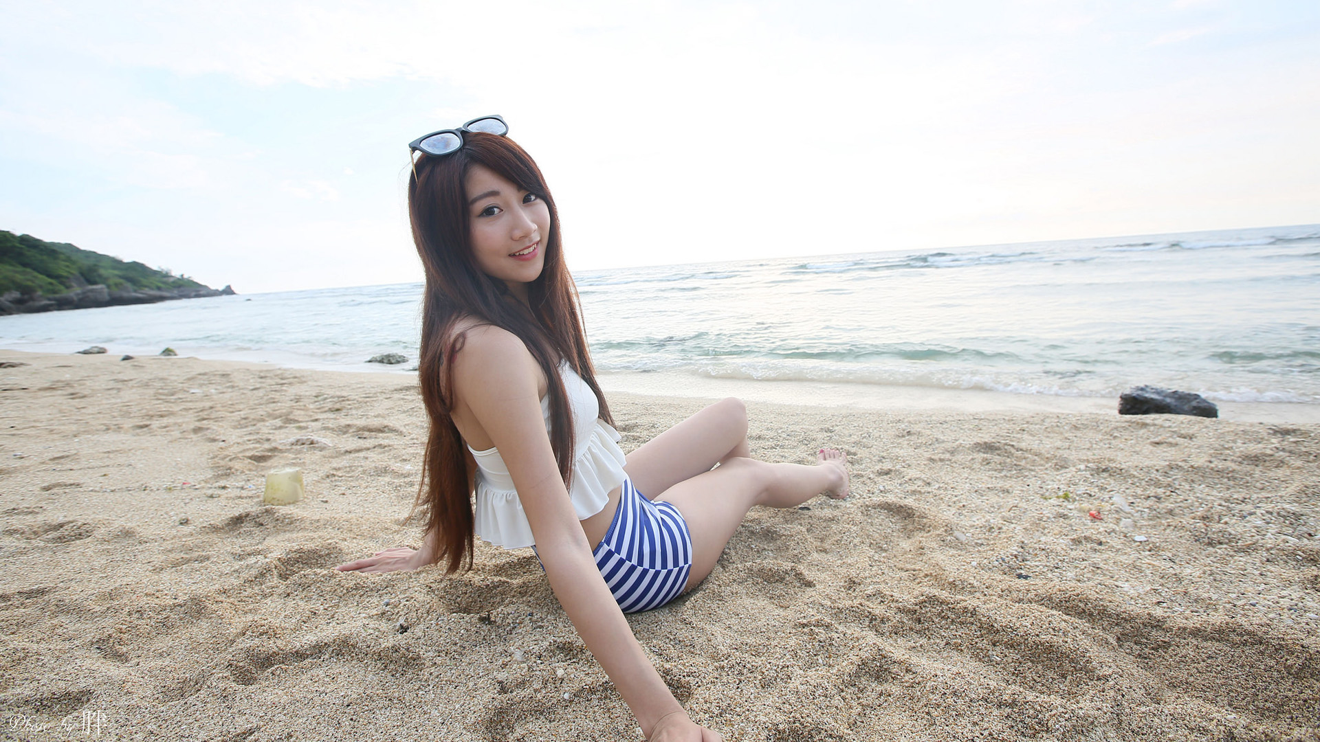 海边沙滩美女张嘉庭精选壁纸，免费高清电脑壁纸下载