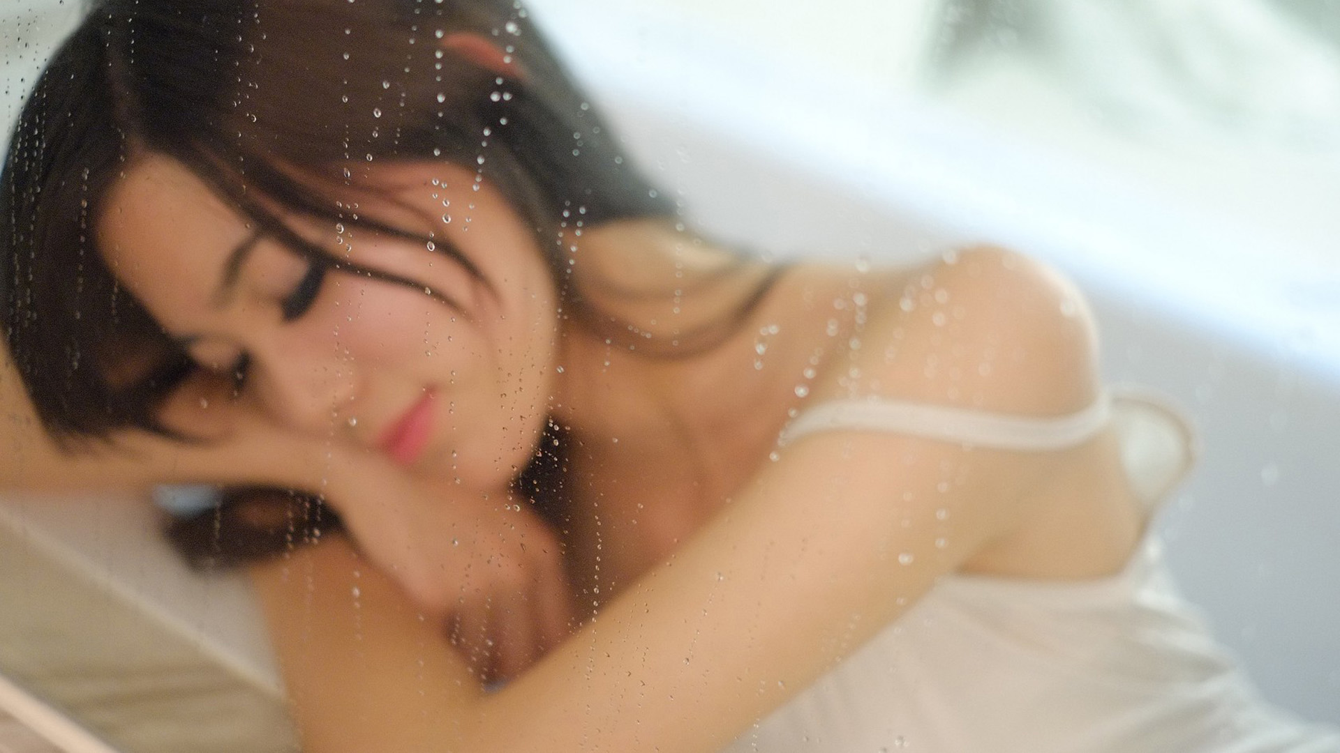 美女小睡裙甜美笑容桌面壁纸，黑发美人入睡，玻璃窗下梦幻瞬间，免费下载！