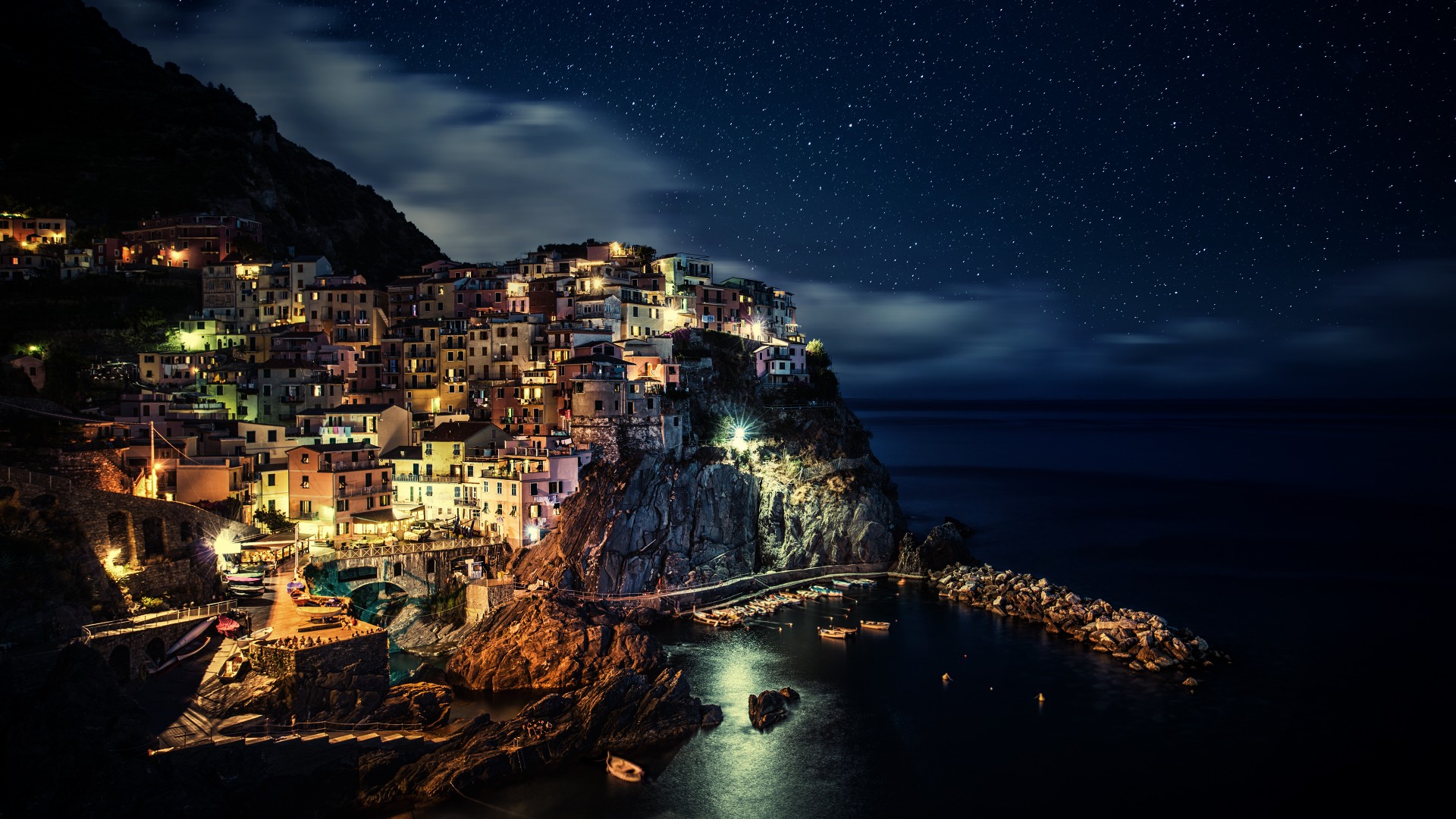 免费下载，意大利五渔村夜晚星空美景电脑壁纸，领略独特风景魅力