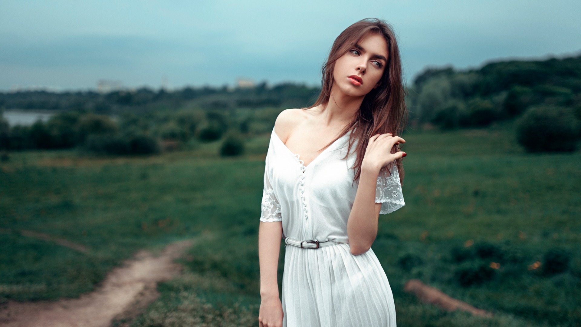 女孩可爱瞬间，白裙飘逸，自然美姿，免费高清壁纸下载