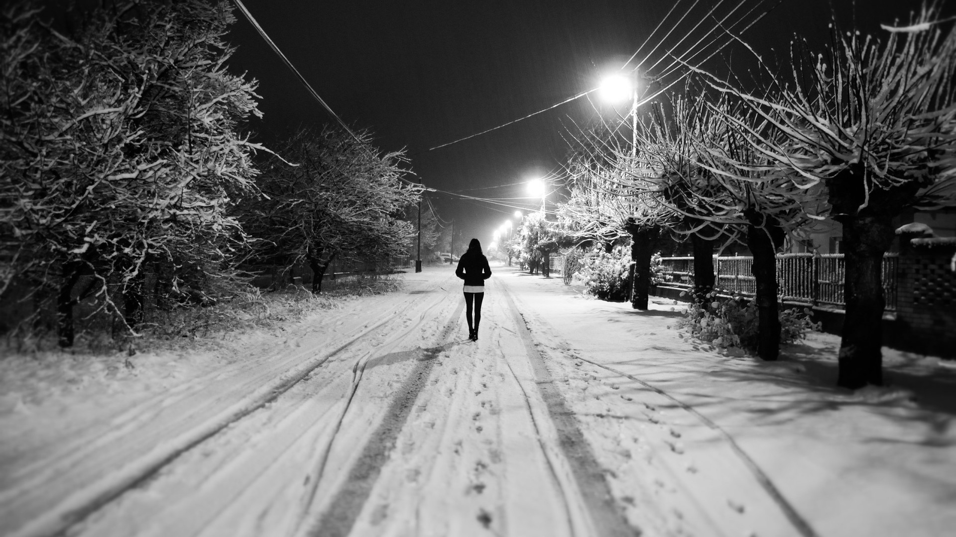 冬日街道雪夜，女孩与灯光共舞，黑白非主流壁纸免费下载