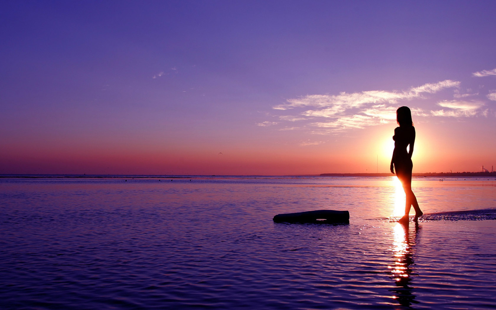 海滩美女壁纸，免费下载绝美风景图片，装点你的电脑桌面