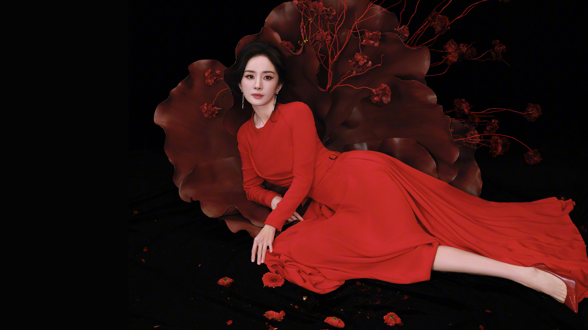 杨幂红裙子花朵造型美女高清电脑壁纸免费下载