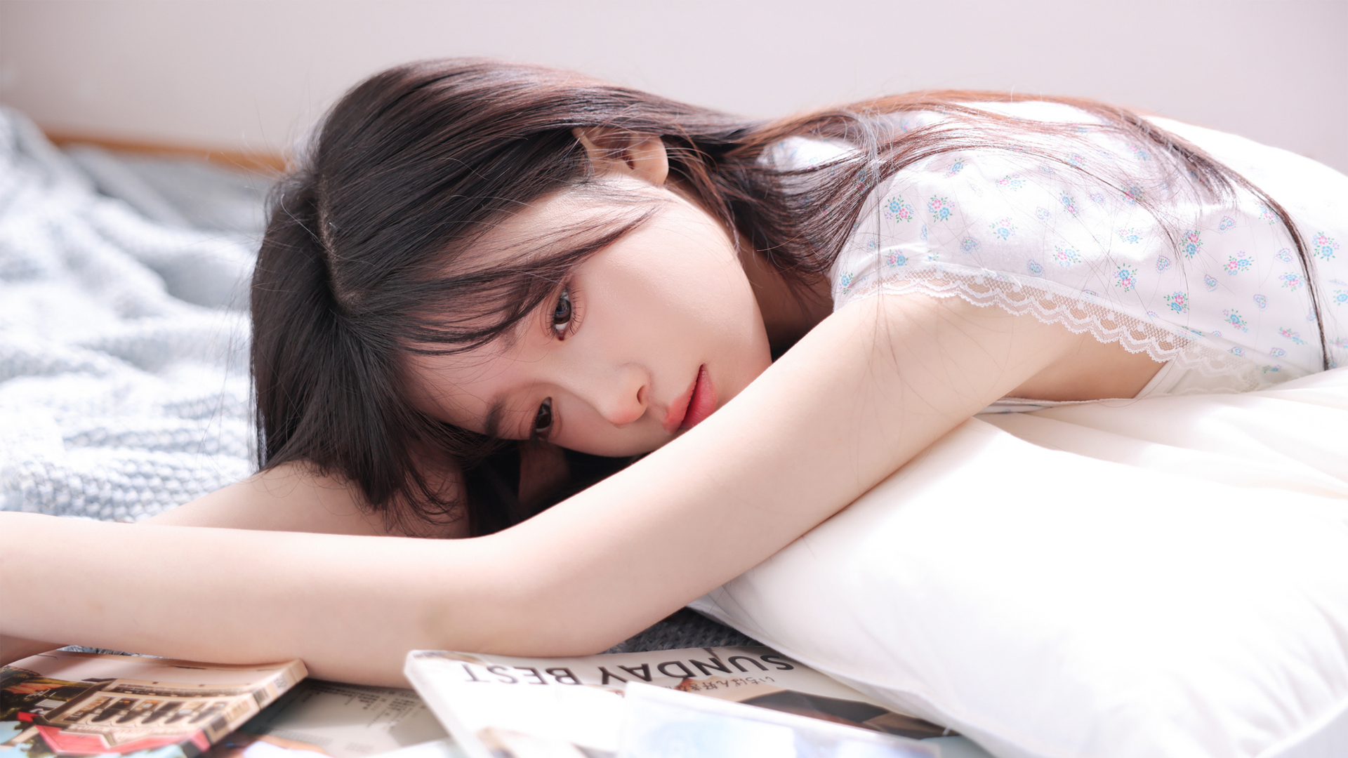 清纯美女电脑壁纸大赏，免费下载，打造温馨居家氛围