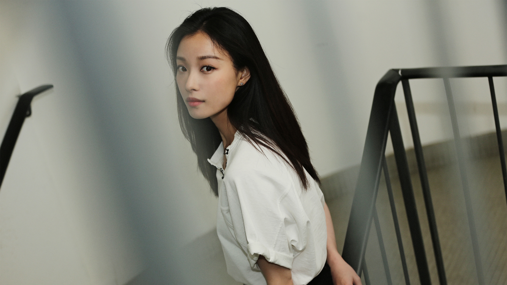 倪妮清纯风韵，白色衬衫美女壁纸，高清免费下载