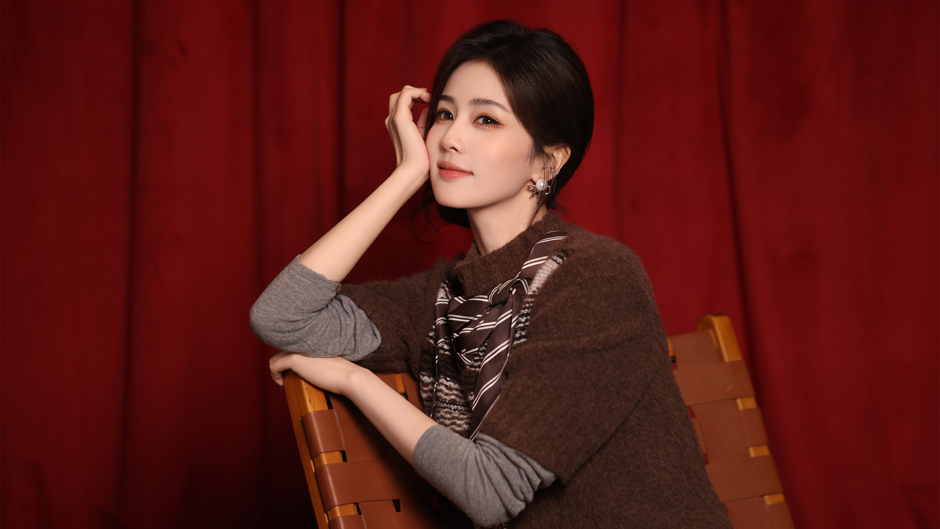 白鹿毛衣美女2K超清电脑壁纸免费下载