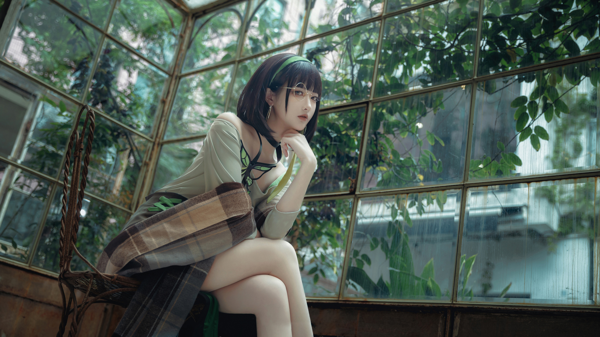 花园里的气质美女动漫壁纸