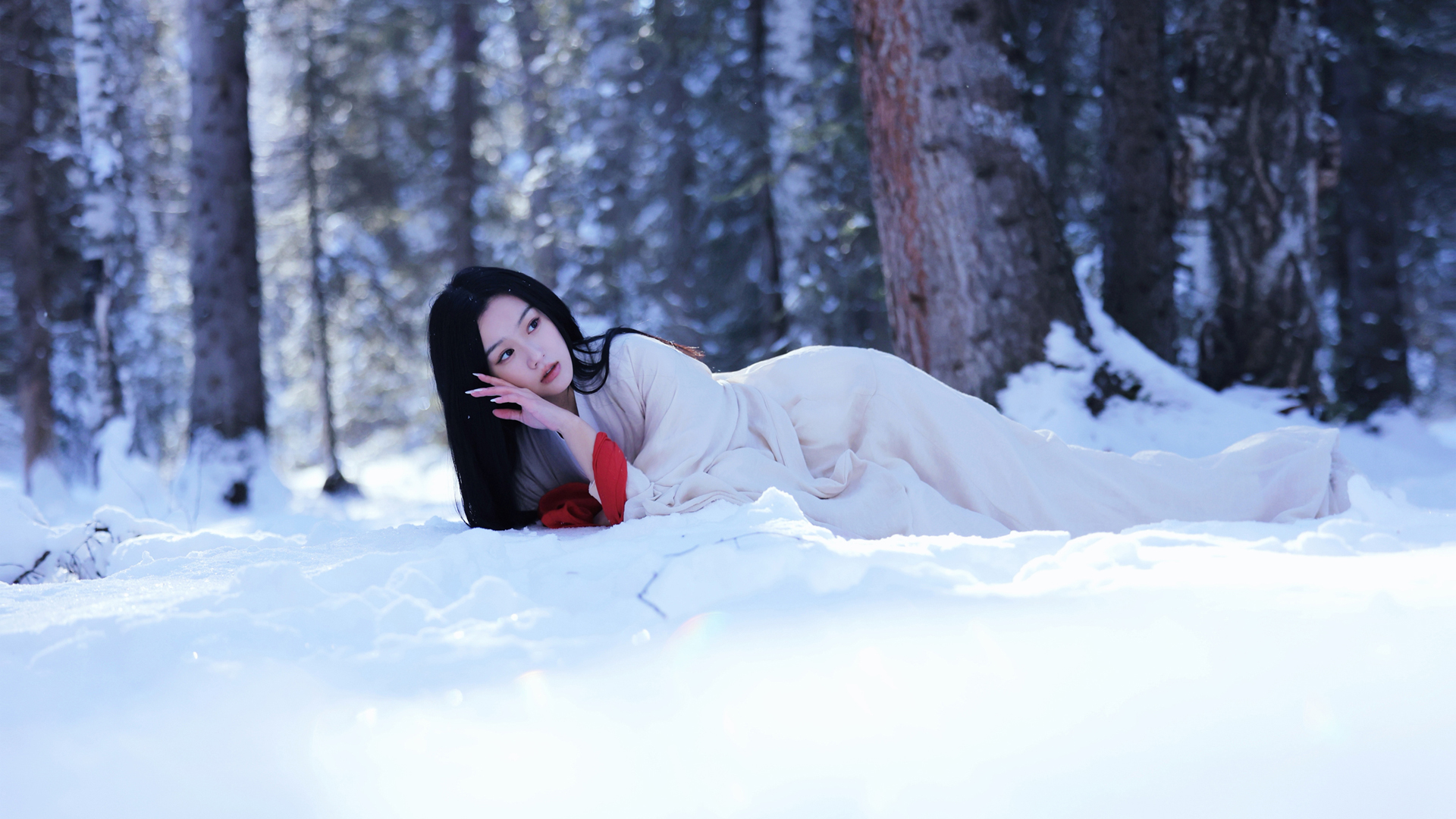 冬季雪地汉服美女高清壁纸，免费电脑桌面背景下载