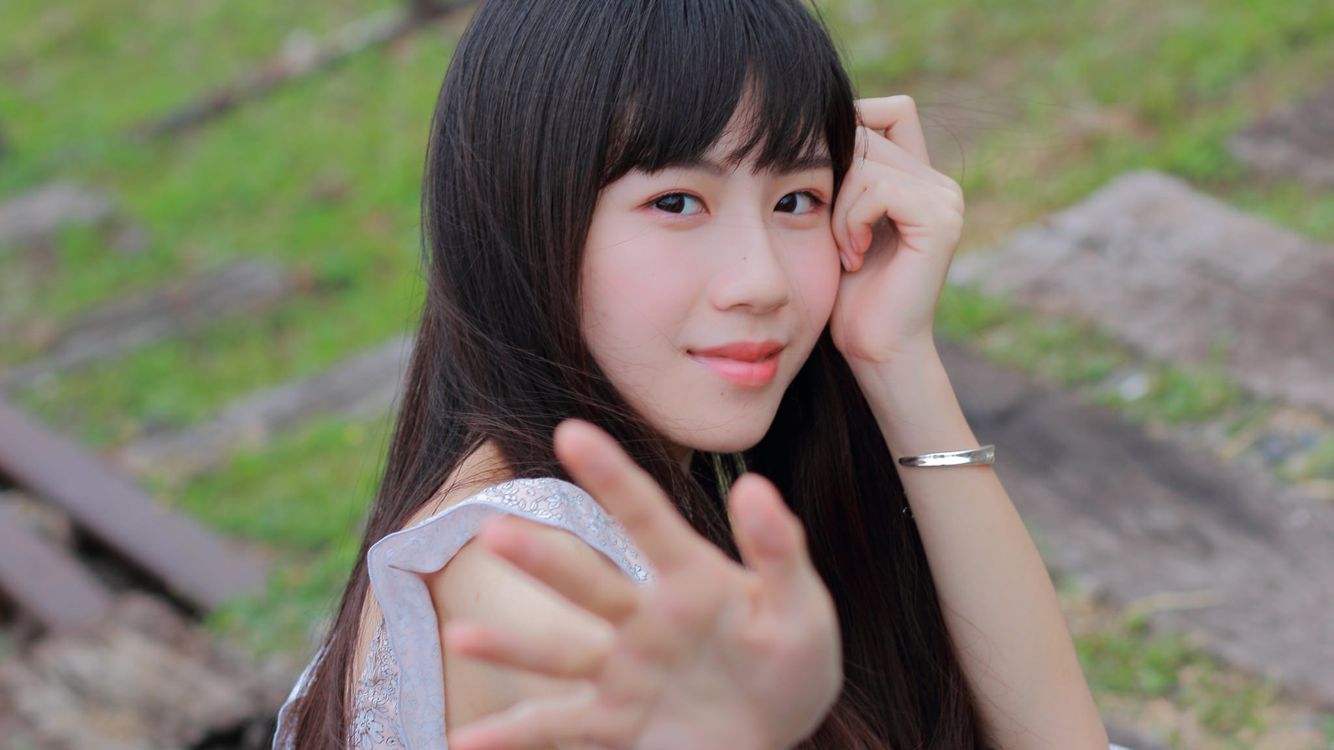 梁家瑜长发清纯美女壁纸，免费高清电脑桌面背景下载