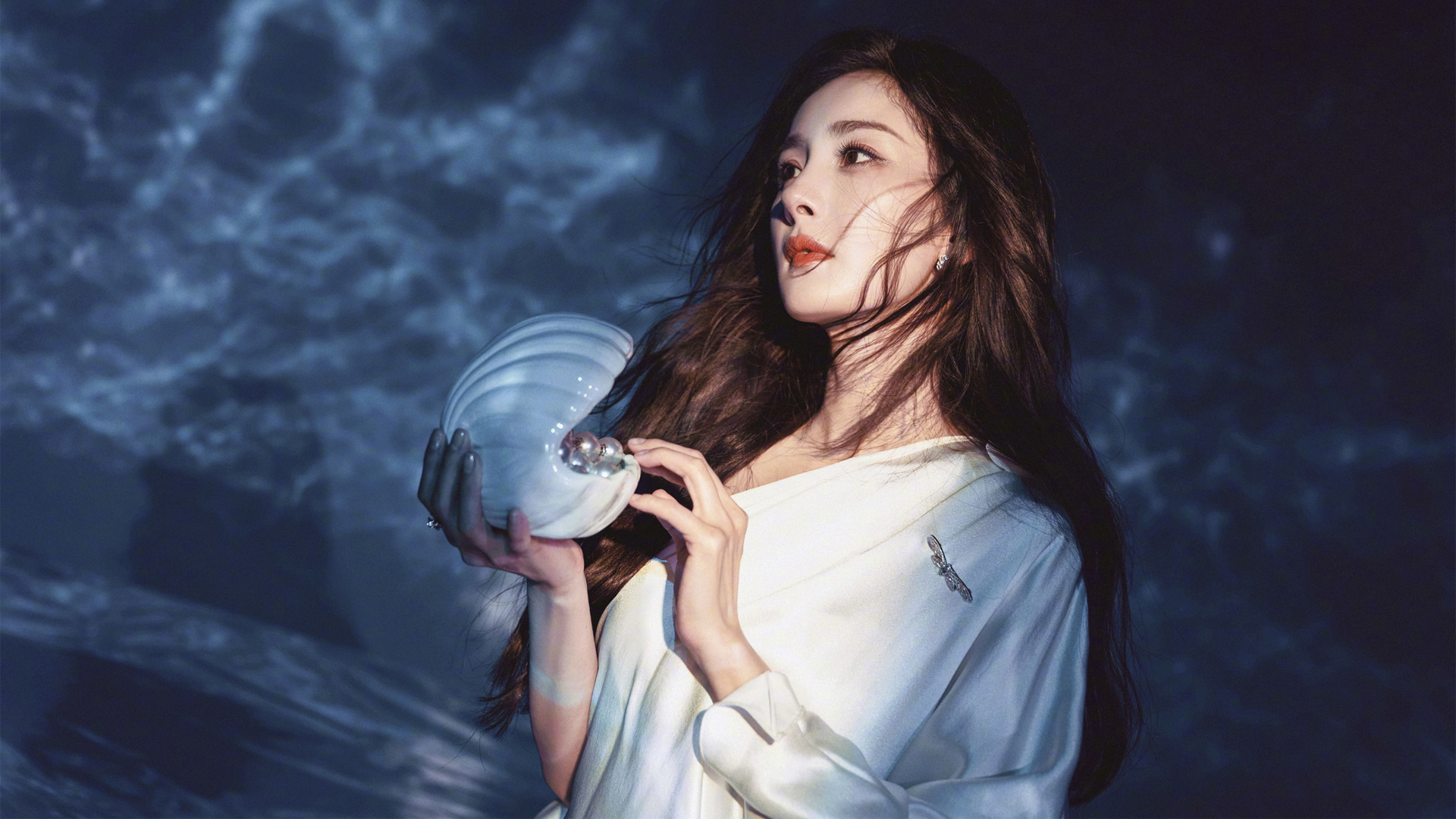 杨幂，珍珠贝壳美女壁纸，高清免费下载，打造专属桌面美景