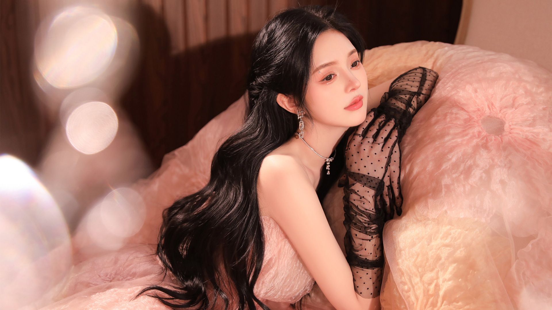 【免费下载】美女壁纸大赏，长发大波浪卷发公主，蕾丝手套配裙子，居家美女风情尽显！