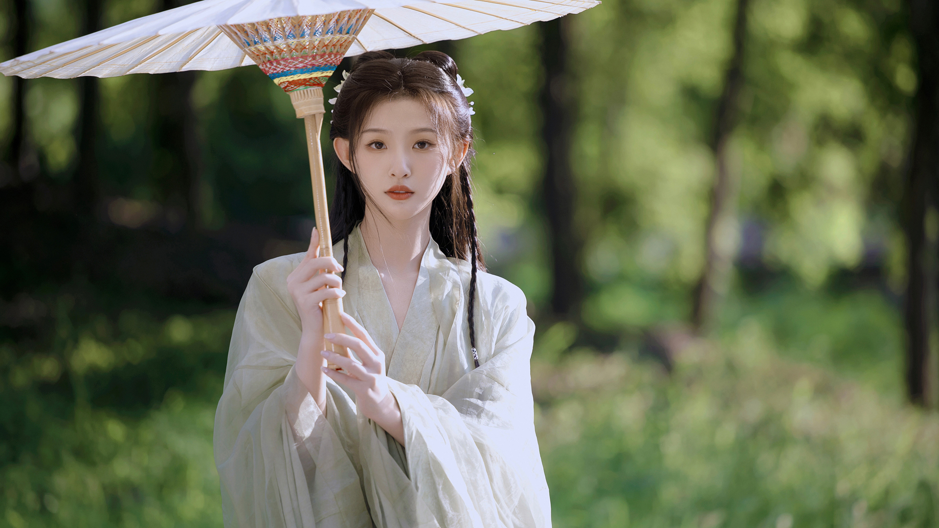 美女古风，漫步树林中的伞下倩影，精选护眼美女壁纸，免费电脑壁纸下载