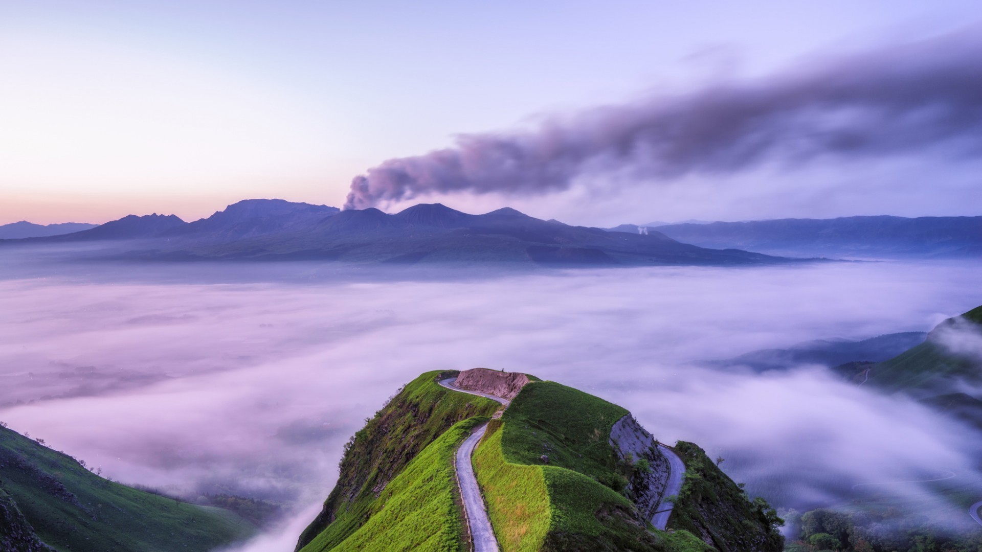 日本火山山脉晨景壁纸，免费下载绝美道路风光桌面背景