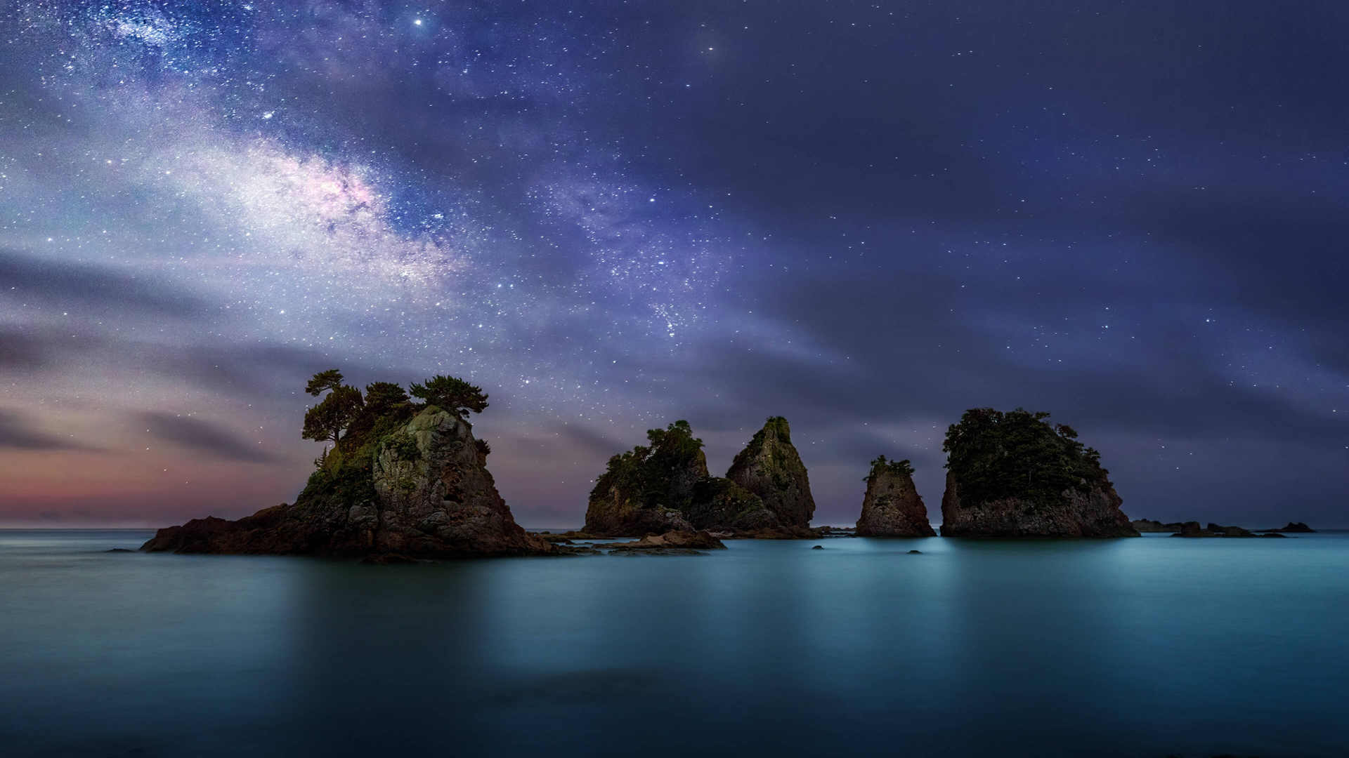 海上奇石、绿意树木与璀璨星空，绝美风景壁纸，免费下载电脑桌面背景