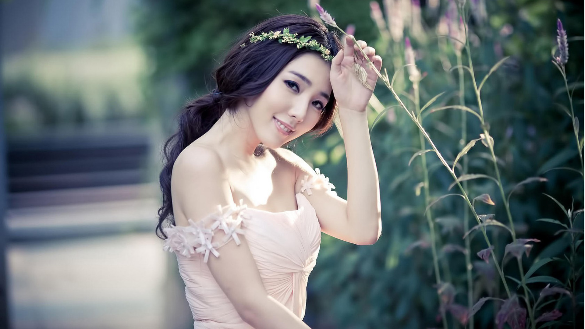 花簇下的美女壁纸