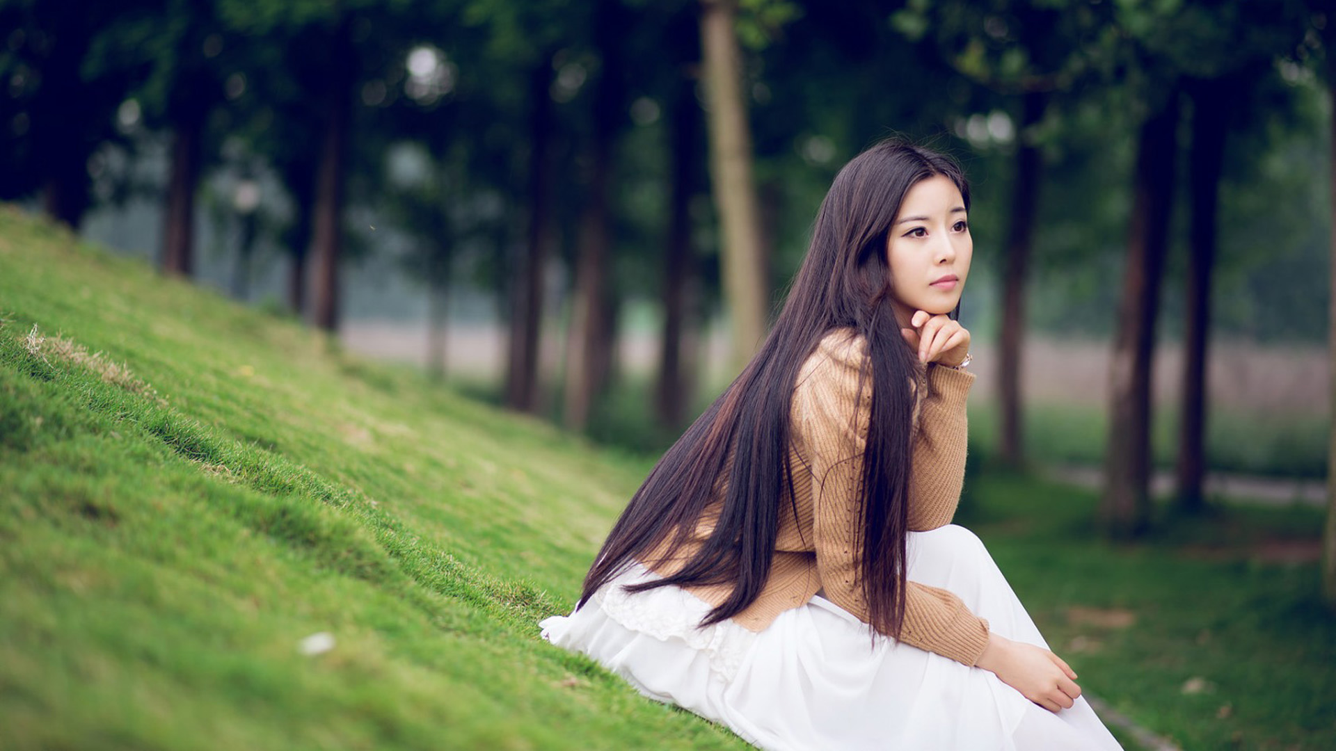 温婉佳人，静享绿意，公园草地坡上美女壁纸，免费下载美化你的电脑桌面
