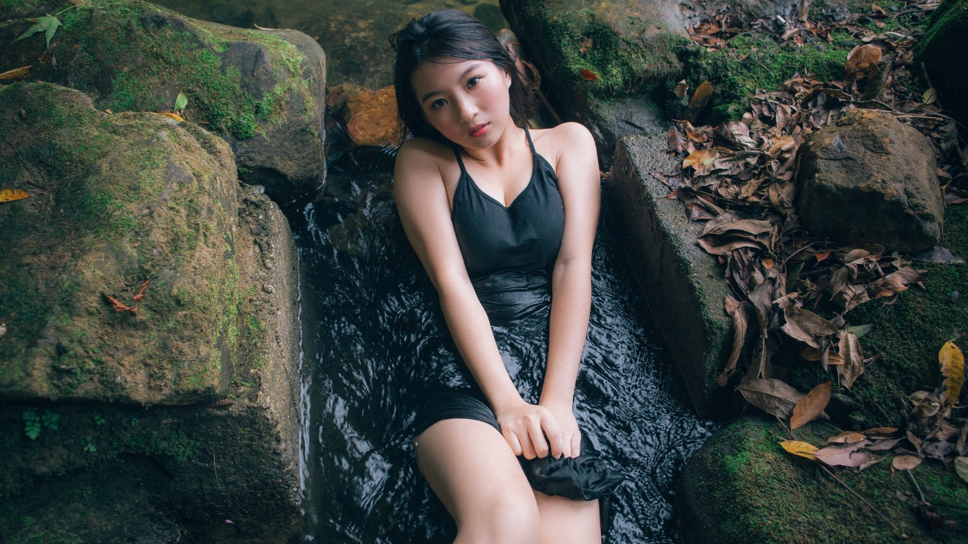 自然美景写真，溪水渠畔，叶间倩影，唯美桌面壁纸免费下载