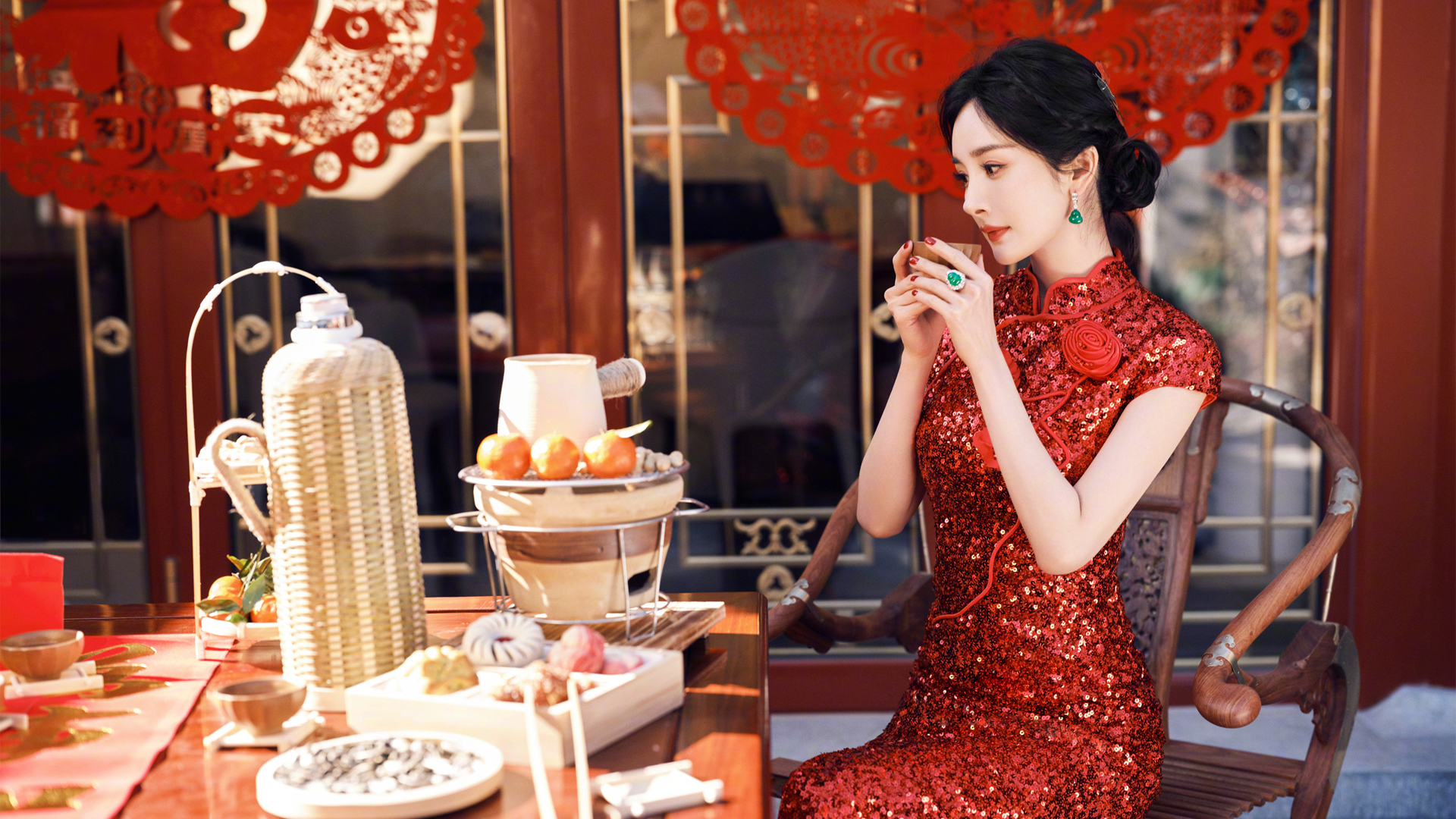 新年喜庆美女，杨幂红色裙子桌面壁纸，免费电脑壁纸下载