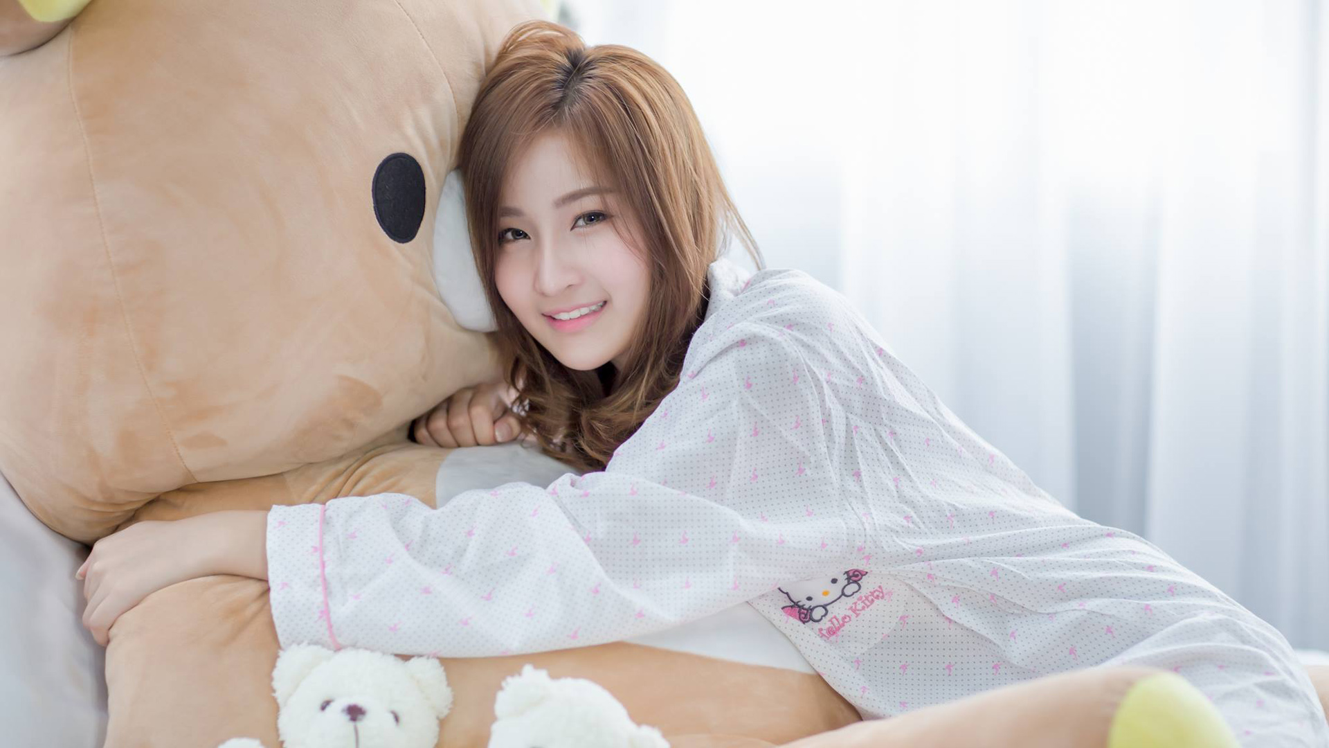美女抱毛绒玩具熊，精美壁纸免费下载，装点你的电脑桌面！