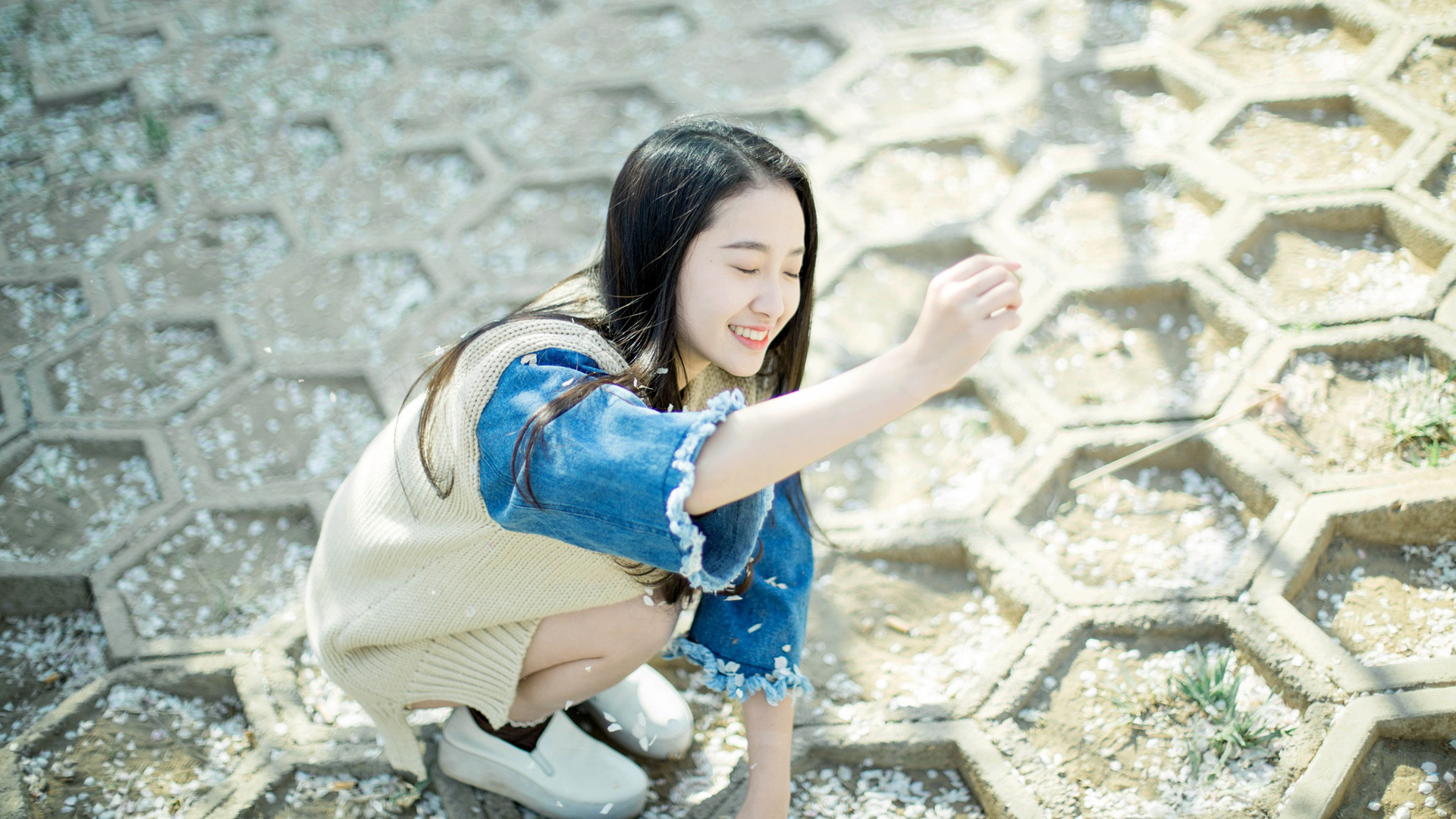 闭眼甜美微笑的女孩桌面壁纸