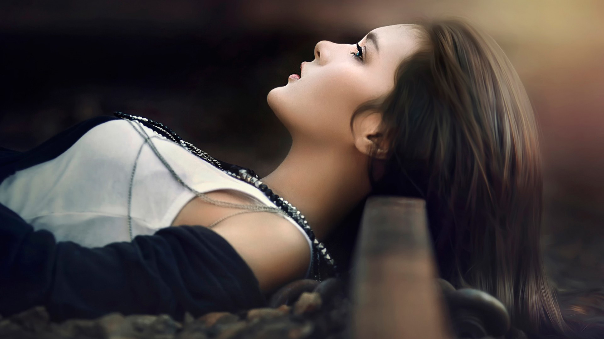 美女与火车铁轨，轨道上的思考与唯美艺术壁纸，免费电脑壁纸下载