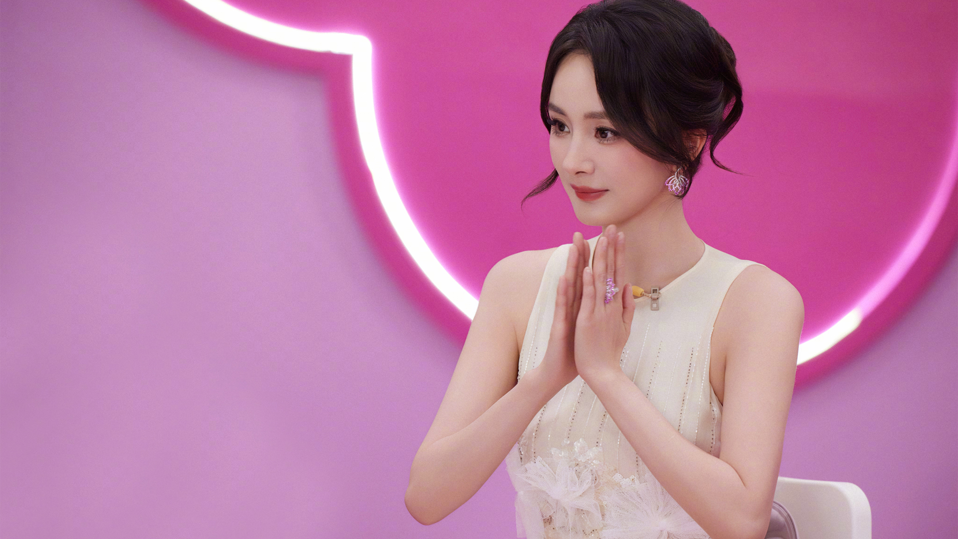 杨幂双手击掌高清美女壁纸，免费电脑桌面下载