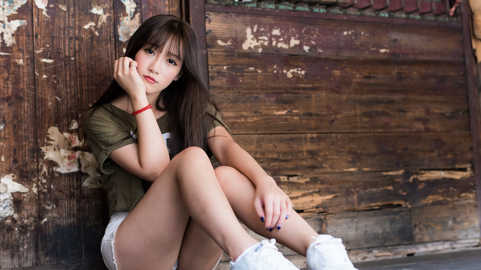 长发美女桌面壁纸，养眼女孩图片免费下载，电脑美化首选！
