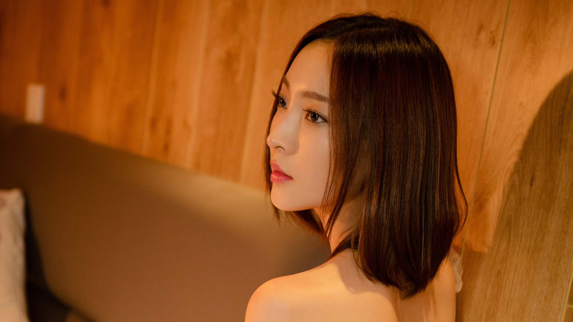 美背美女壁纸精选，高清桌面背景免费下载